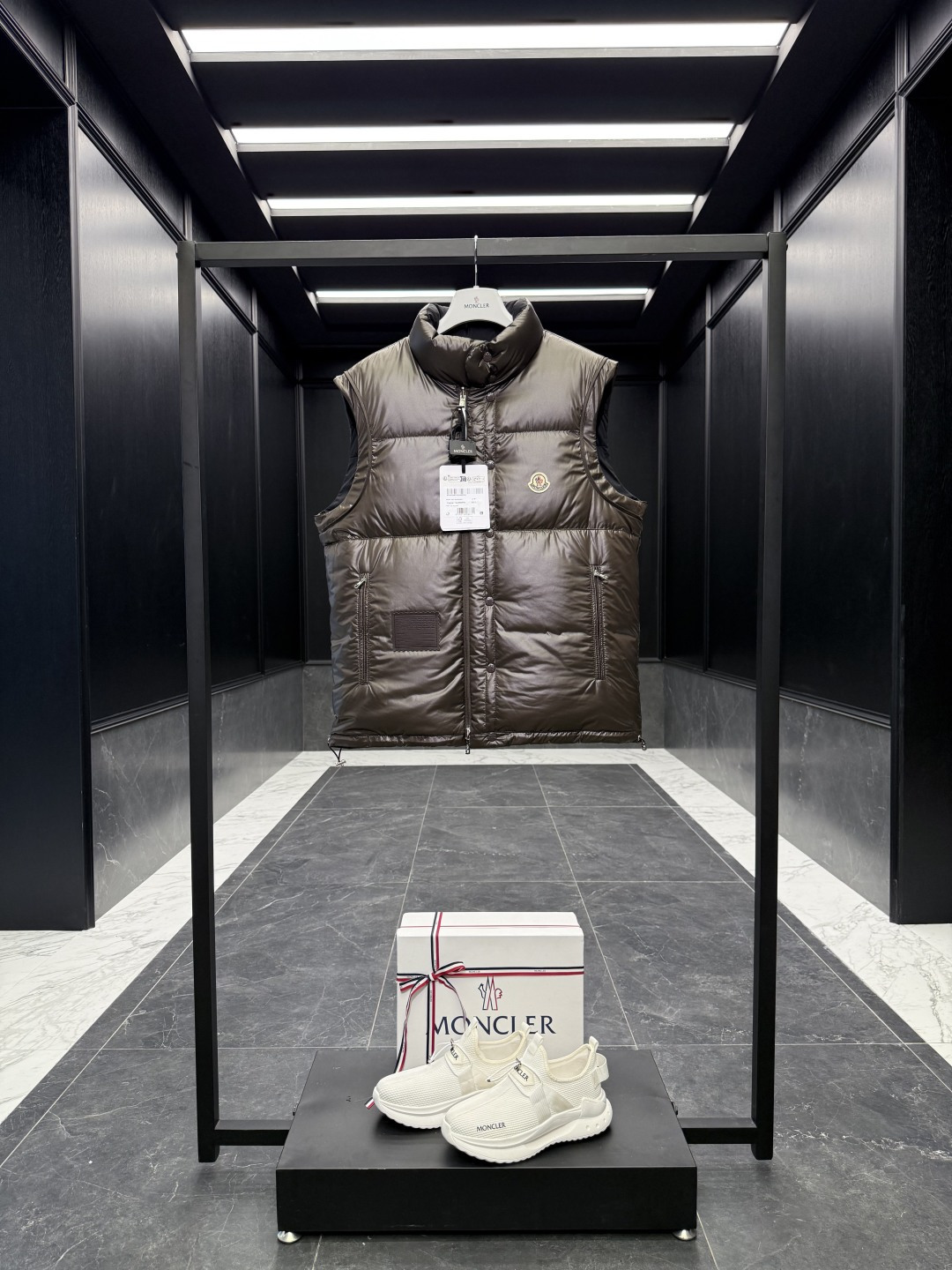 Moncler Verone（多变造型）男士双面短款羽绒夹克外套.可双面外套/可双面马甲/一件衣服四种穿