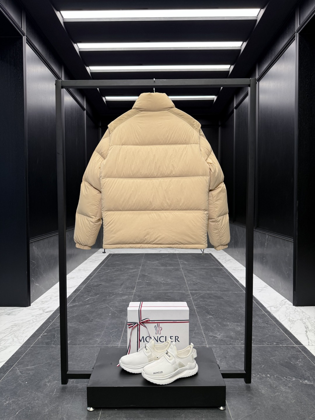 特级羽绒⬆️Moncler Verone(多变造型)男士双面短款羽绒夹克外套.一件衣服四种穿搭.可双面外