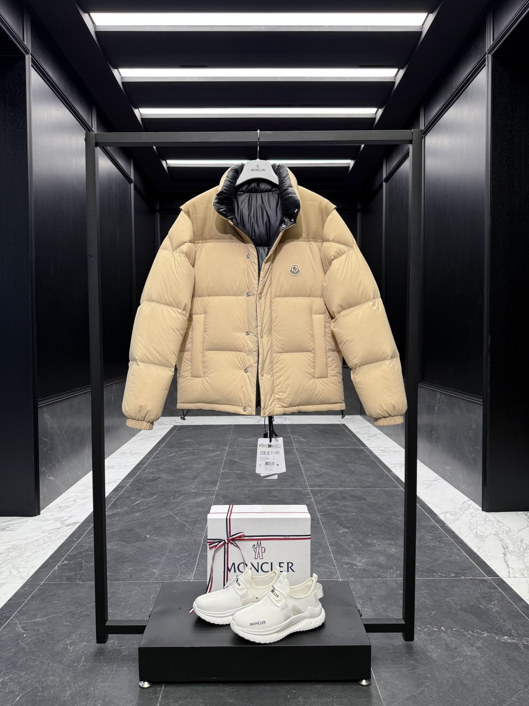 特级羽绒⬆️Moncler Verone(多变造型)男士双面短款羽绒夹克外套.一件衣服四种穿搭.可双面外