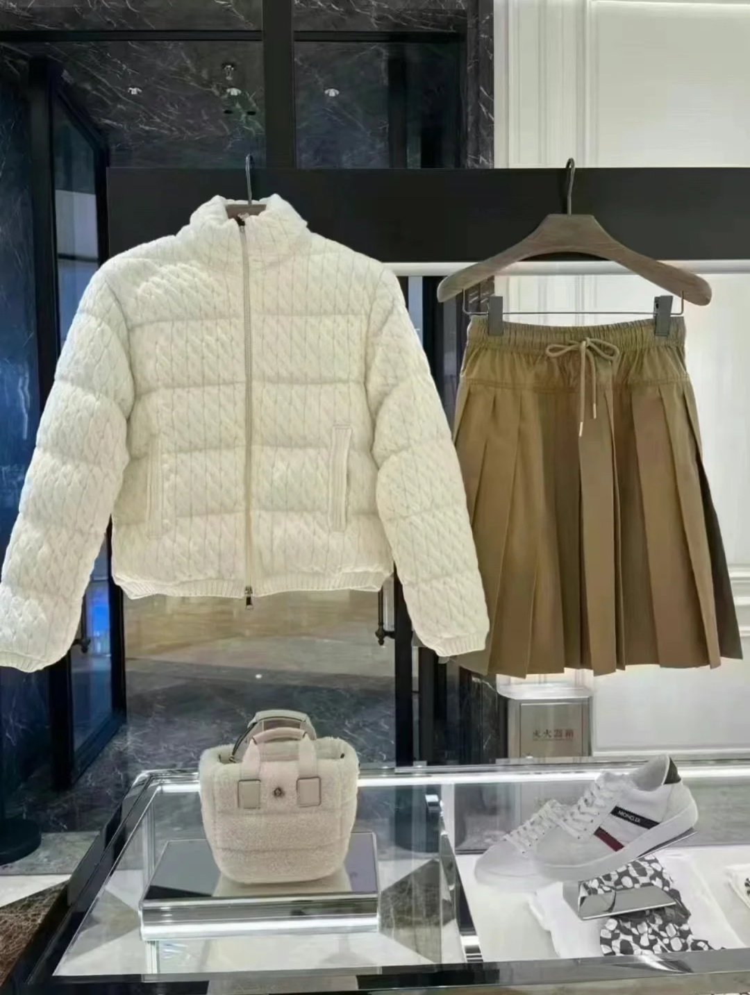 NO:508419,With dust bag Moncler Cardigan mezzanine wool cotton crimp knitted blended spliced ​​down cardigan. Reference for counter shots., down jacket, alexander wang19860909配防尘袋Moncler Cardigan夹层羊毛棉质绞花针织混纺拼接羽绒开衫.柜台实拍参考.,,down jacket,alexander wang,Women's clothing