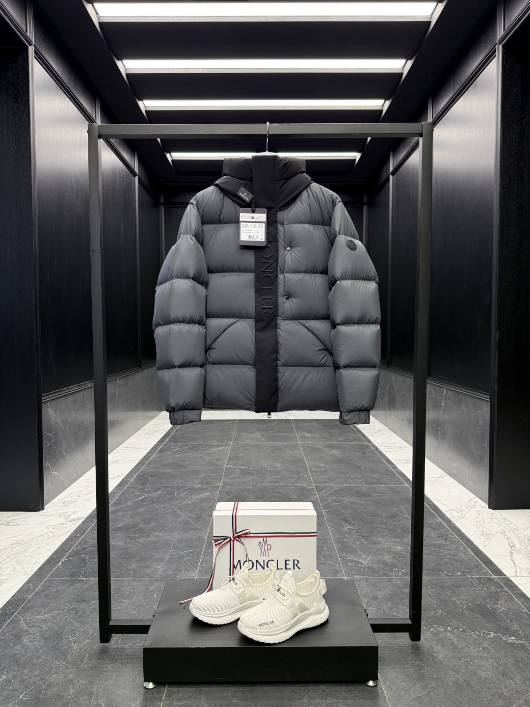 NO:612266,The super king Moncler Madeira Black Warrior (upgraded again in 2025) short men's down jacket jacket. Original replacement fabric and original matching hardware. (You can use my goods to compare with the whole network, if you lose, I will give it to you for free) Standard complete set of counter gift box packaging. (original airplane box, original shopping bag, original dust cover, original hanger, original thank you card, original ribbon, upgraded original oversized magnetic gift box.)  The Madeira Men's Short Down Jacket is built for adventure, keeping you warm and protected. The Madeira Men's Short Down Jacket is designed for the modern man who values functionality and looks, and is suitable for a variety of situations, from the street to the skis. Made from functional, tight nylon longue saison fabric, with a padded hood and windshield for added protection. Details Made from longue saison fabric Nylon laqué lining Filled down Hood Embossed logo lettering Snap-button and zipper closure  Pockets with zippers and snaps Elastic drawstring hem Logo patch Size: 1-5 Black Gray Off-White D00780,,jackets & coats,jackets & coats,down jacket,hats,alexander wang19860909特级王者Moncler Madeira 黑武士(2025再度全新升级)短款男士羽绒服夹克外套.原厂替换面料原厂配套五金.(我的货你拿去对比全网,输了我白送你) 标配全套柜台礼盒包装.（原版飞机盒,原版购物袋,原版防尘罩,原版衣架,原版感谢卡,原版丝带,升级原版超大磁吸礼盒.） Madeira男士短款羽绒夹克专为冒险打造,为您带来温暖呵护. Madeira短款羽绒夹克专为注重功能性和美观的现代男士设计,适合街头或滑雪等多种场合穿着.采用具有功能性的紧致尼龙longue saison面料制成,加衬兜帽和挡风片增强保护性能. 详情 采用longue saison面料制成 Nylon laqué衬里 填充羽绒 兜帽 压纹标识字样 按扣和拉链开合 口袋配有拉链和按扣 弹性抽绳下摆 标识贴片 Size: 1-5 黑色 灰色 米白 D00780,,jackets & coats,jackets & coats,down jacket,hats,alexander wang,Men's clothing