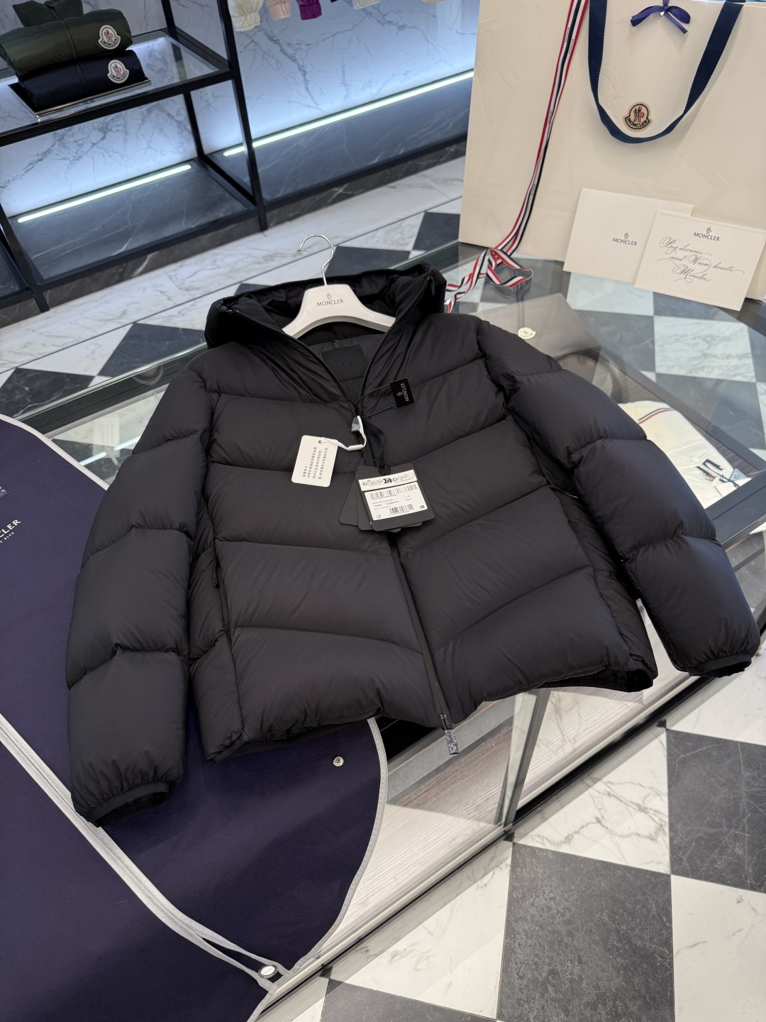 Moncler Forez 男士连帽短款羽绒夹克外套.（连帽可脱卸.可变立领夹克）更多细节实拍.