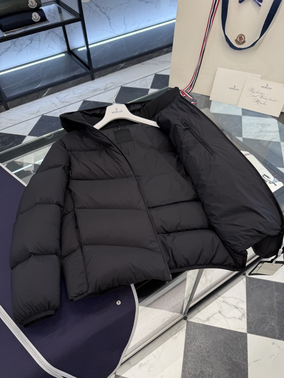 Moncler Forez 男士连帽短款羽绒夹克外套.（连帽可脱卸.可变立领夹克）更多细节实拍.