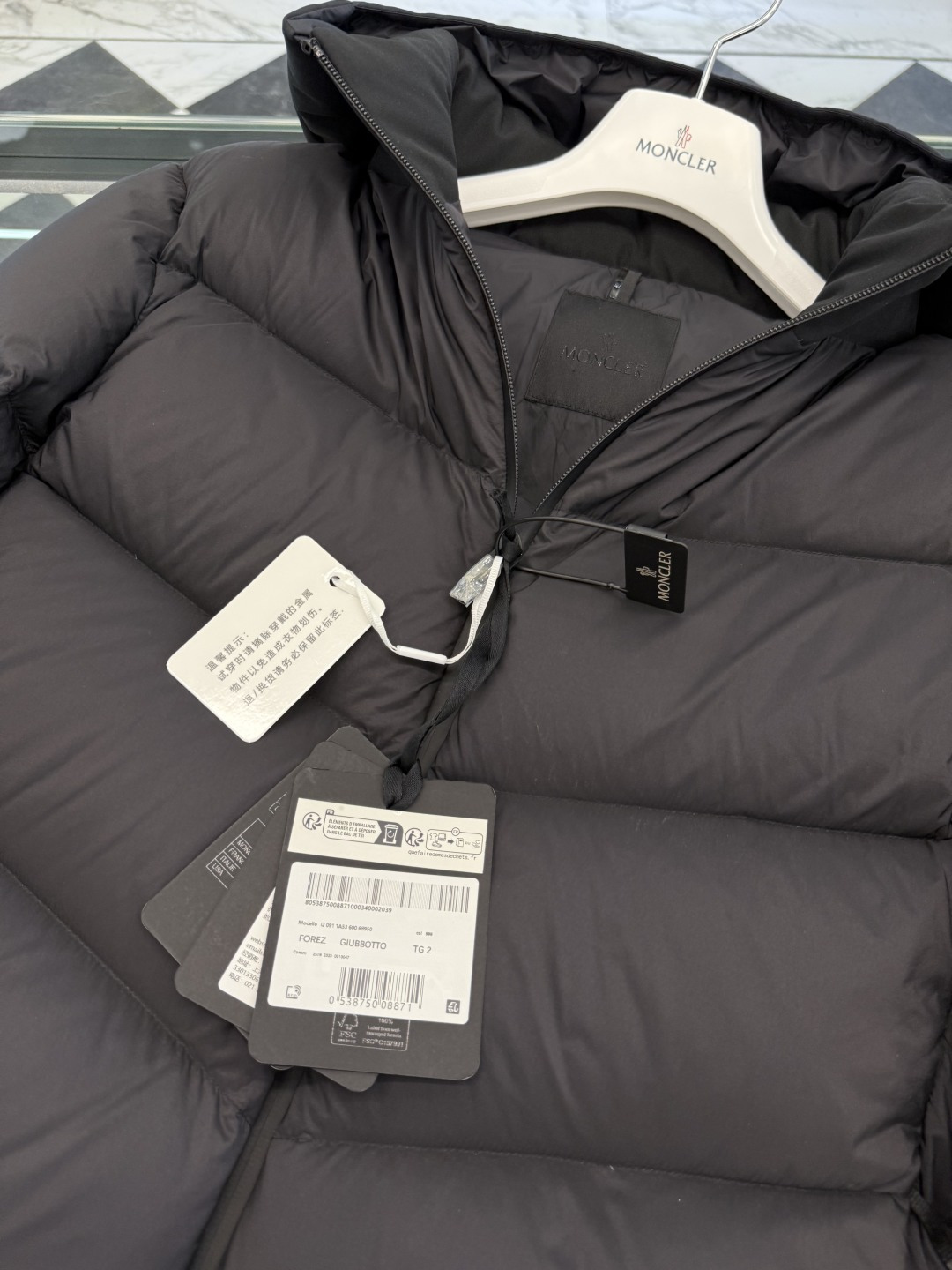 Moncler Forez 男士连帽短款羽绒夹克外套.（连帽可脱卸.可变立领夹克）更多细节实拍.