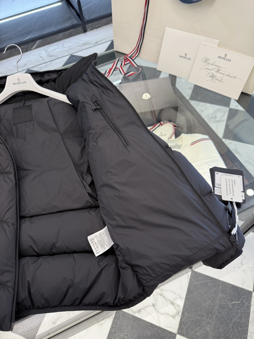 Moncler Forez 男士连帽短款羽绒夹克外套.（连帽可脱卸.可变立领夹克）更多细节实拍.