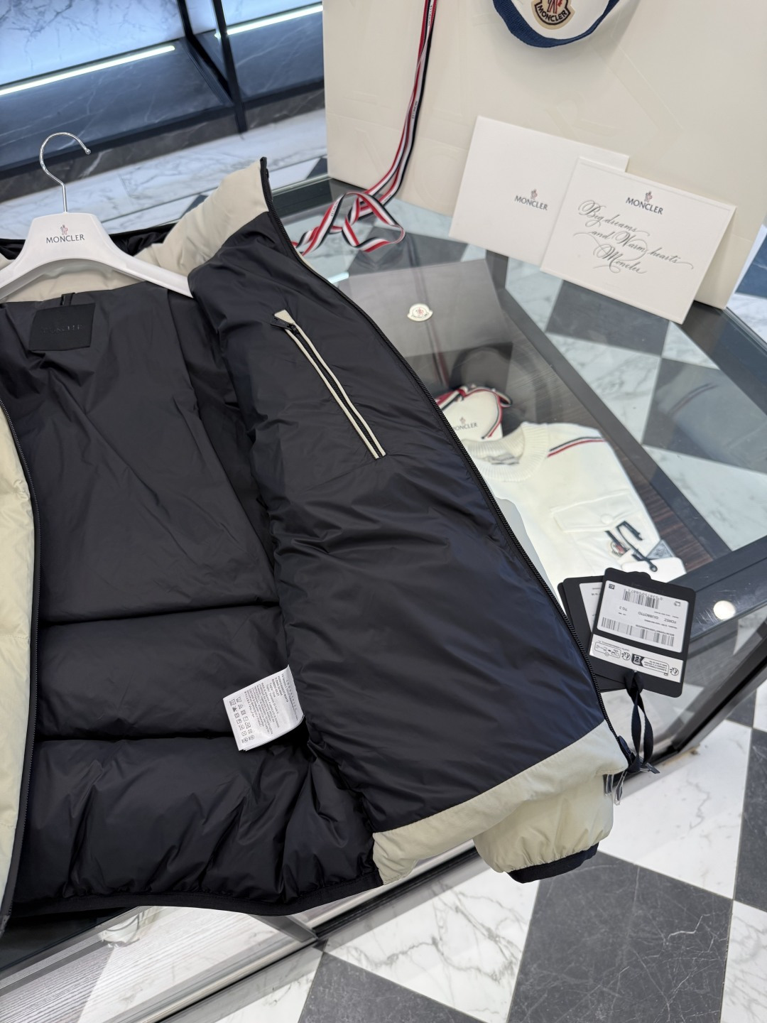 Moncler Forez 男士连帽短款羽绒夹克外套.（连帽可脱卸.可变立领夹克）更多细节实拍.