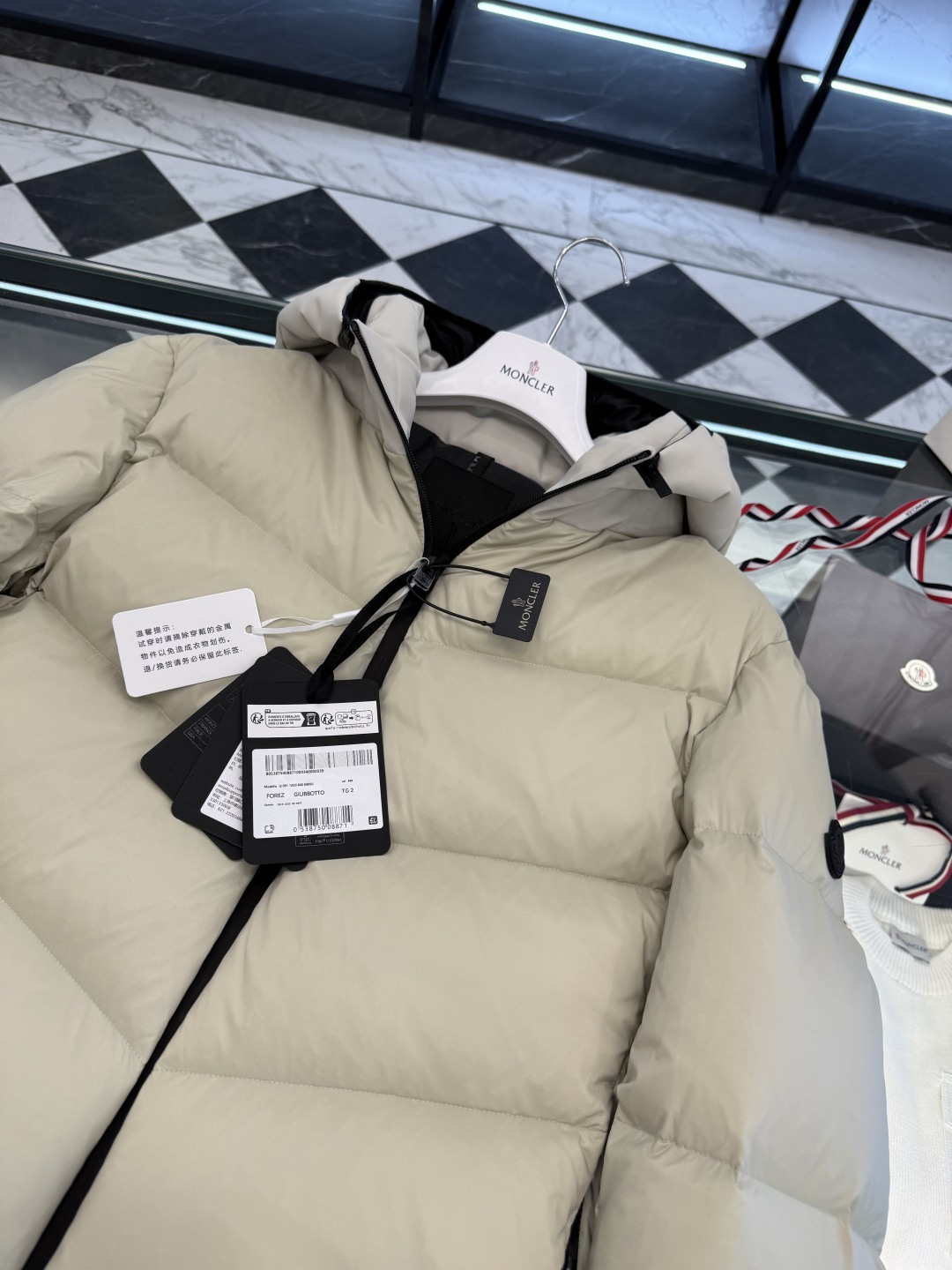 Moncler Forez 男士连帽短款羽绒夹克外套.（连帽可脱卸.可变立领夹克）更多细节实拍.