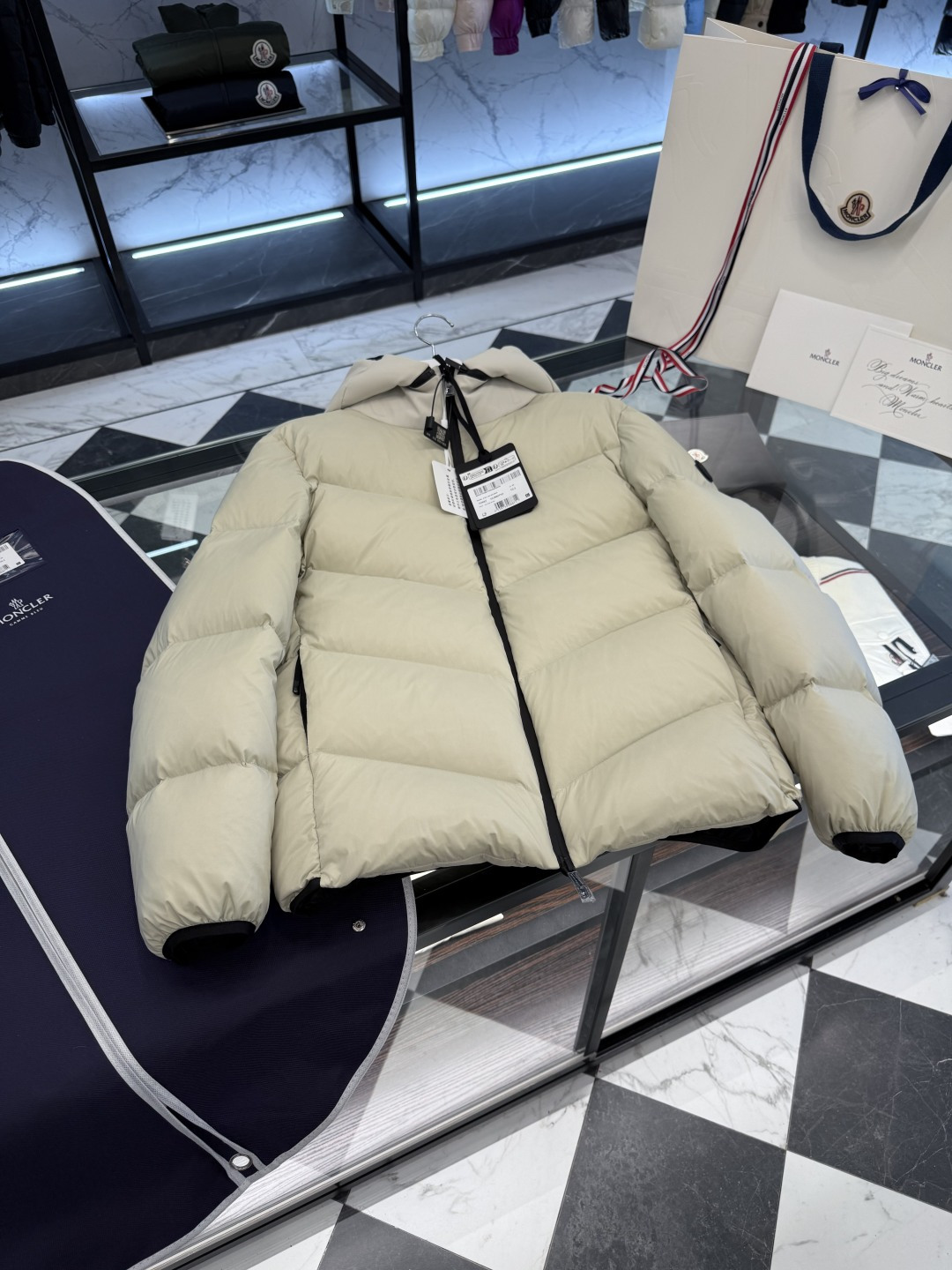 Moncler Forez 男士连帽短款羽绒夹克外套.（连帽可脱卸.可变立领夹克）更多细节实拍.