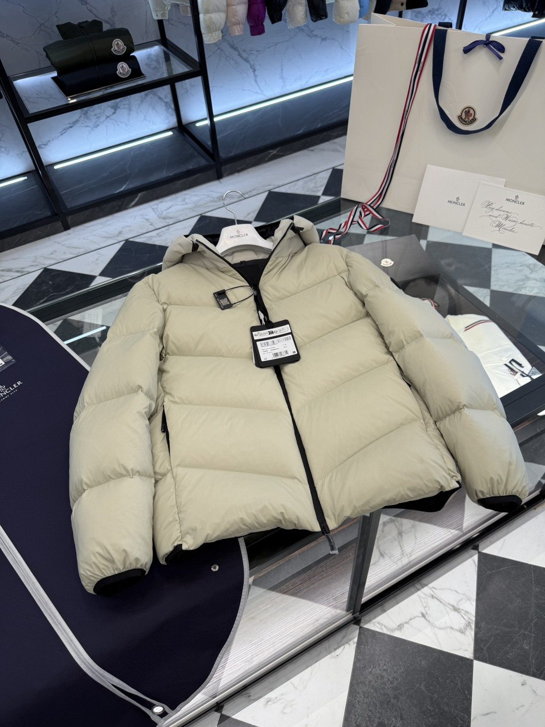 Moncler Forez 男士连帽短款羽绒夹克外套.（连帽可脱卸.可变立领夹克）更多细节实拍.