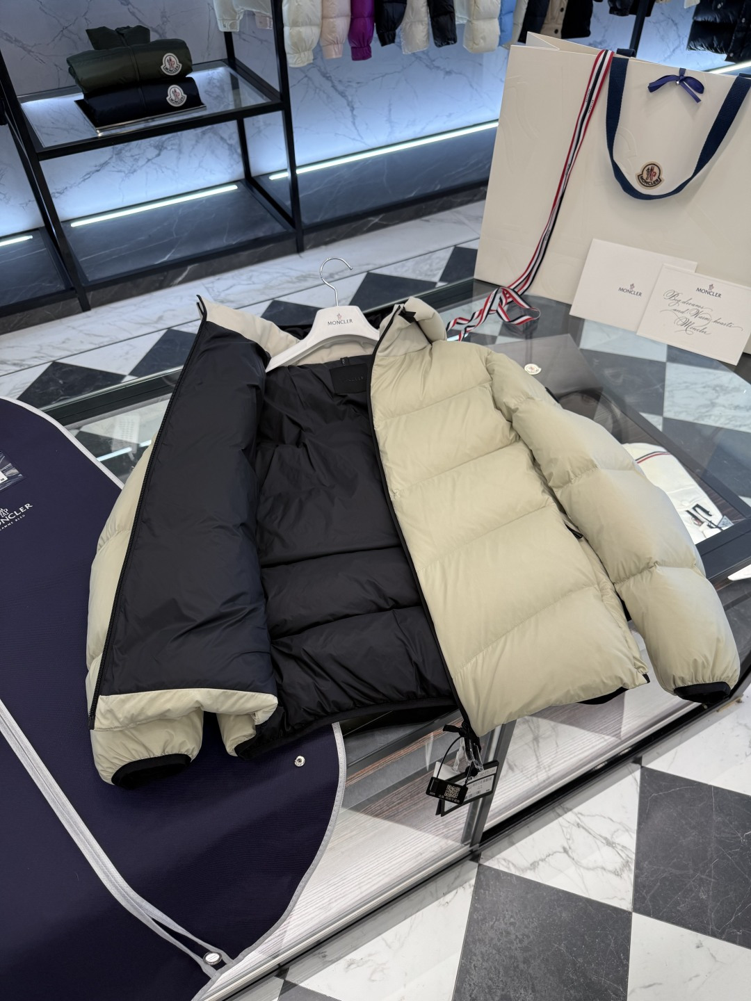 Moncler Forez 男士连帽短款羽绒夹克外套.（连帽可脱卸.可变立领夹克）更多细节实拍.