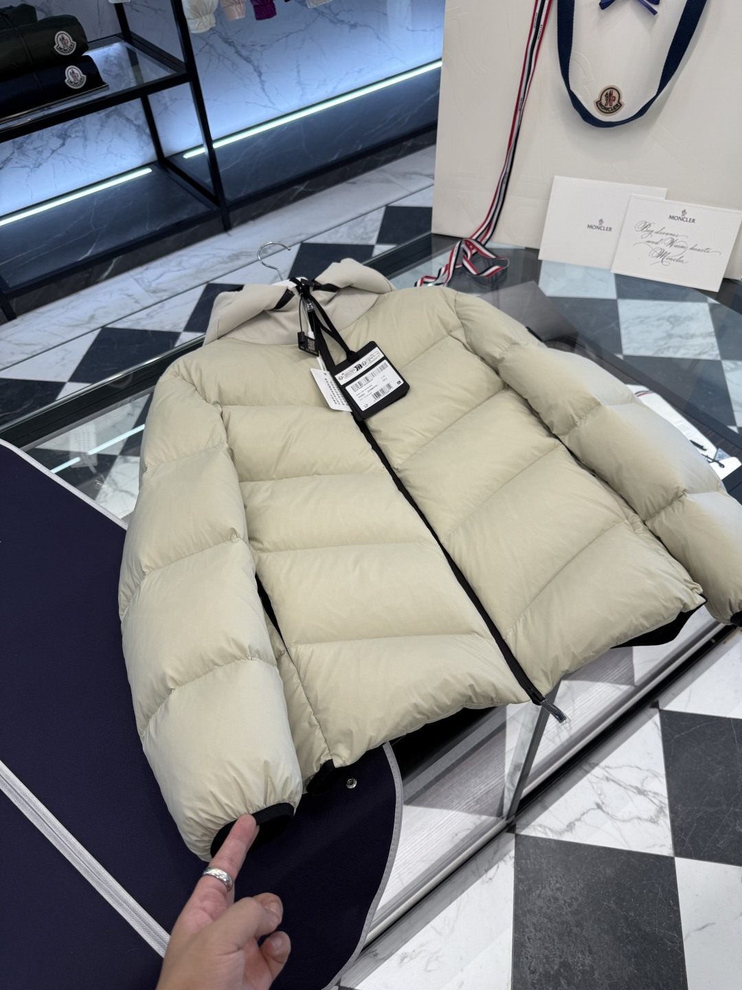 Moncler Forez 男士连帽短款羽绒夹克外套.（连帽可脱卸.可变立领夹克）更多细节实拍.