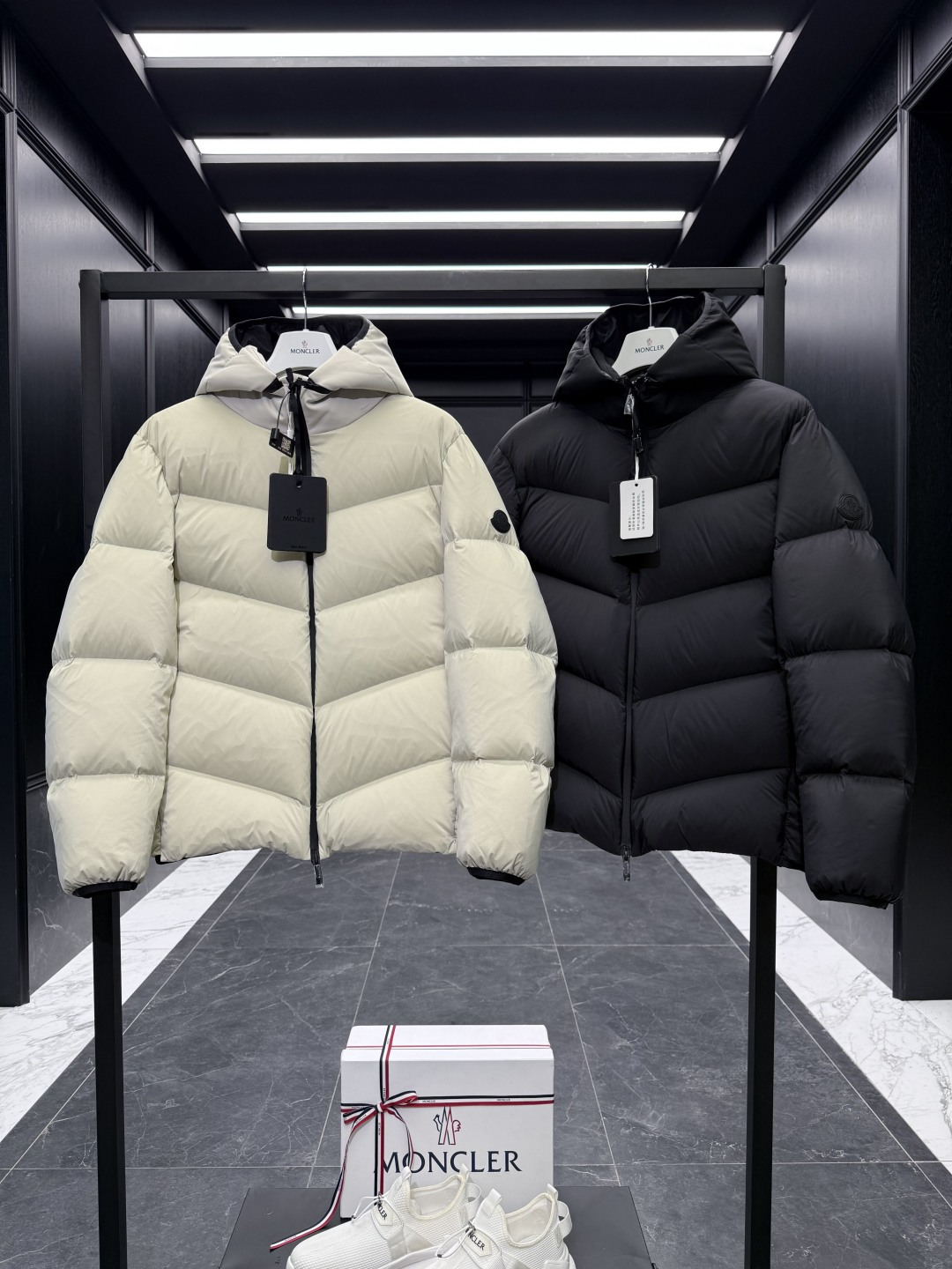 Moncler Forez 男士连帽短款羽绒夹克外套.（连帽可脱卸.可变立领夹克）两色实拍图集.