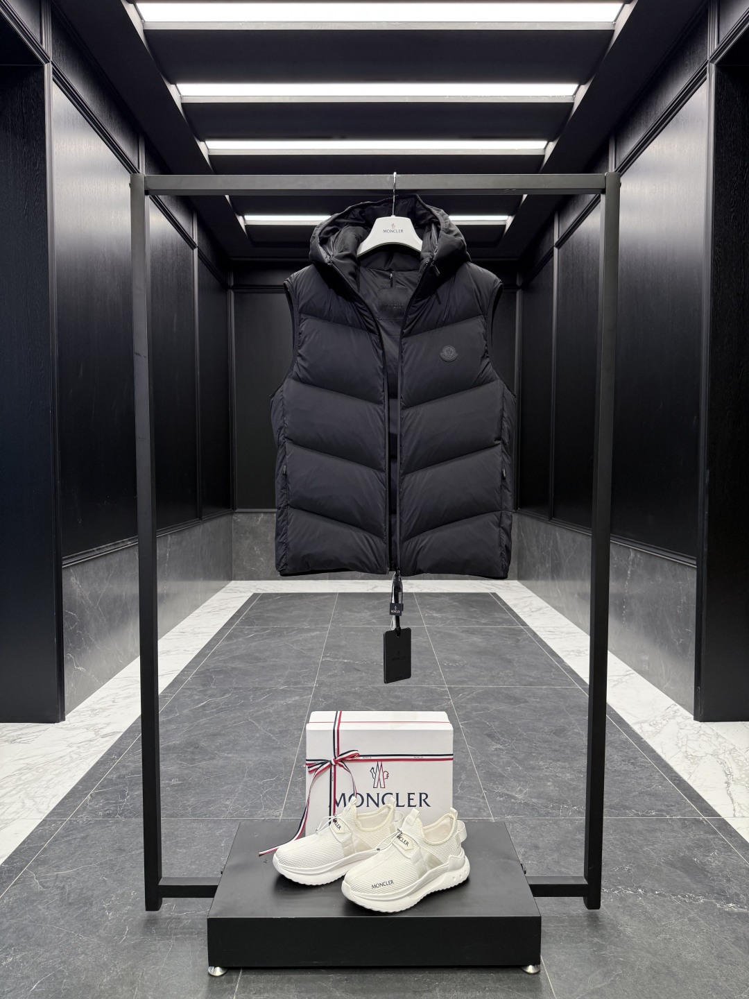 特级羽绒⬆️Moncler Guersac男士斜纹绗缝连帽羽绒马甲(连帽可脱卸,可变立领马甲)特级鹅绒填