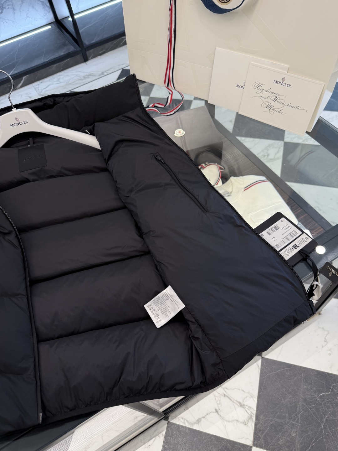 Moncler Guersac男士斜纹绗缝连帽羽绒马甲.更多实拍展示.