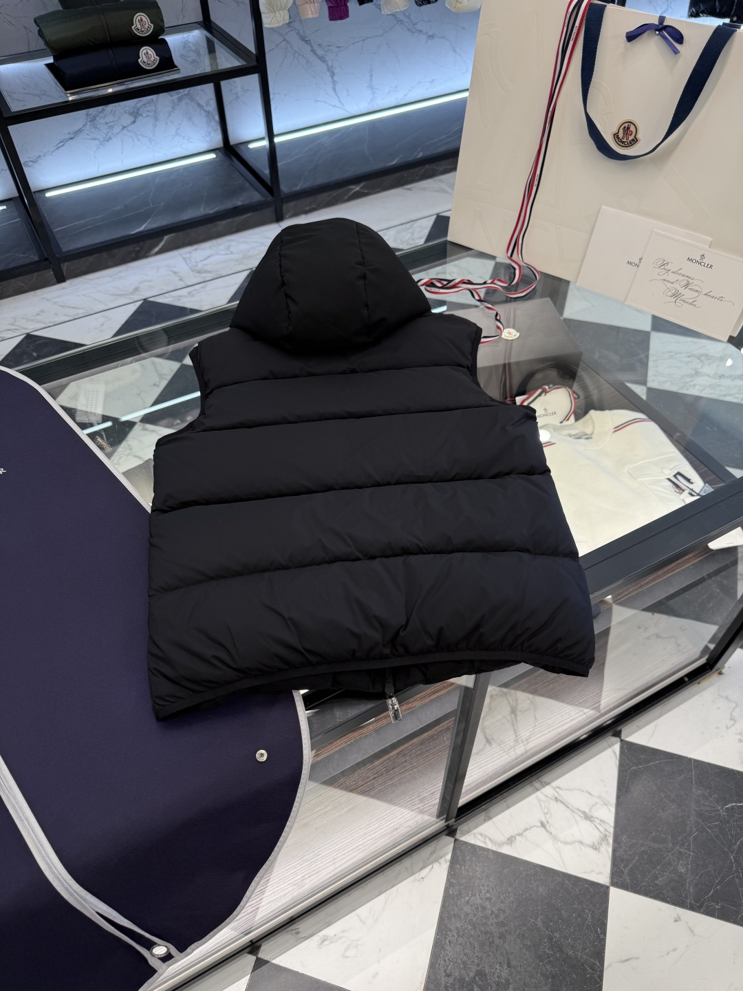 Moncler Guersac男士斜纹绗缝连帽羽绒马甲.更多实拍展示.