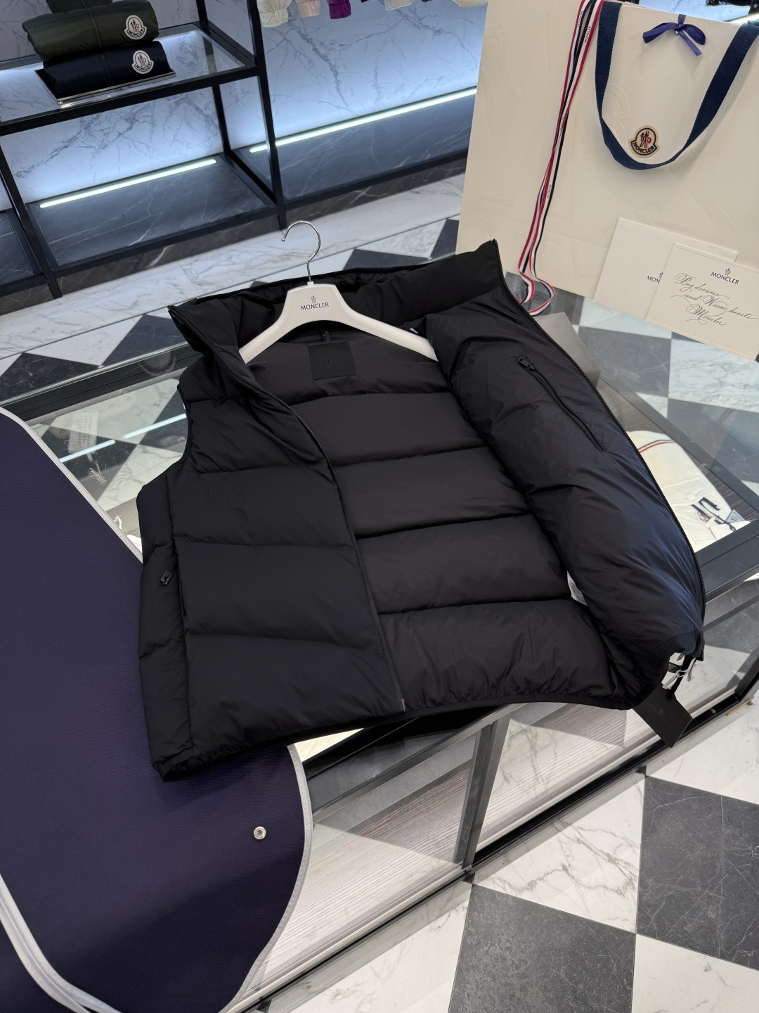 Moncler Guersac男士斜纹绗缝连帽羽绒马甲.更多实拍展示.