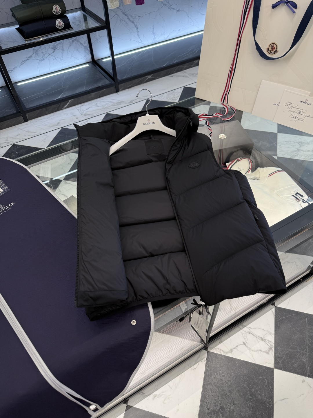 Moncler Guersac男士斜纹绗缝连帽羽绒马甲.更多实拍展示.