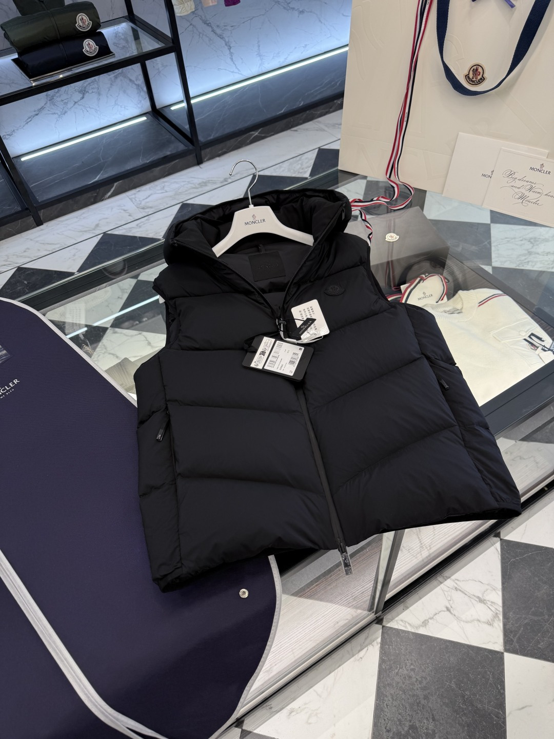 Moncler Guersac男士斜纹绗缝连帽羽绒马甲.更多实拍展示.