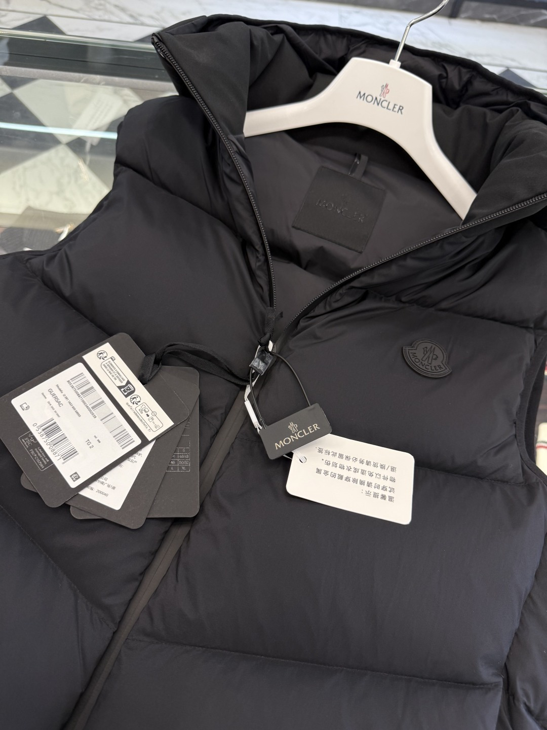 Moncler Guersac男士斜纹绗缝连帽羽绒马甲.更多实拍展示.