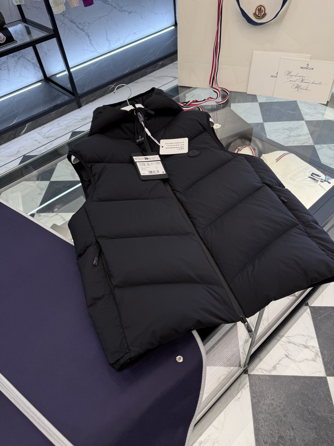 Moncler Guersac男士斜纹绗缝连帽羽绒马甲.更多实拍展示.
