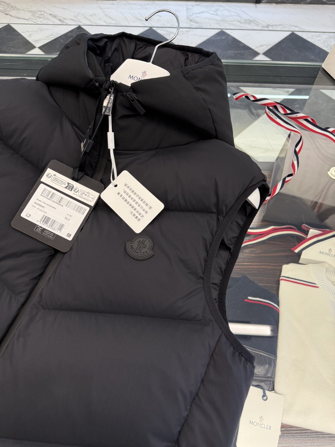 Moncler Guersac男士斜纹绗缝连帽羽绒马甲.更多实拍展示.