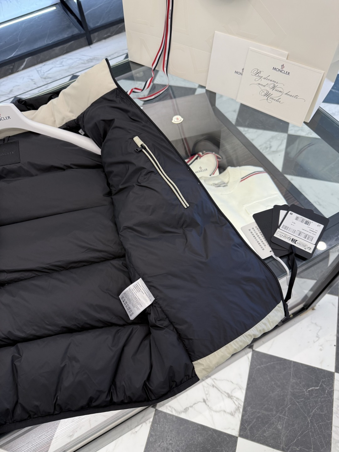 Moncler Guersac男士斜纹绗缝连帽羽绒马甲.更多细节实拍.