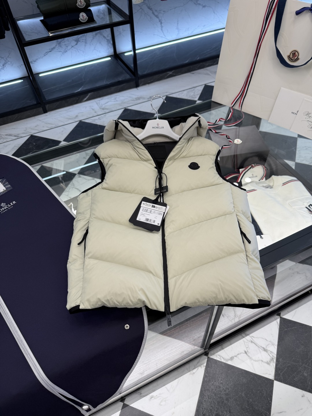 Moncler Guersac男士斜纹绗缝连帽羽绒马甲.更多细节实拍.