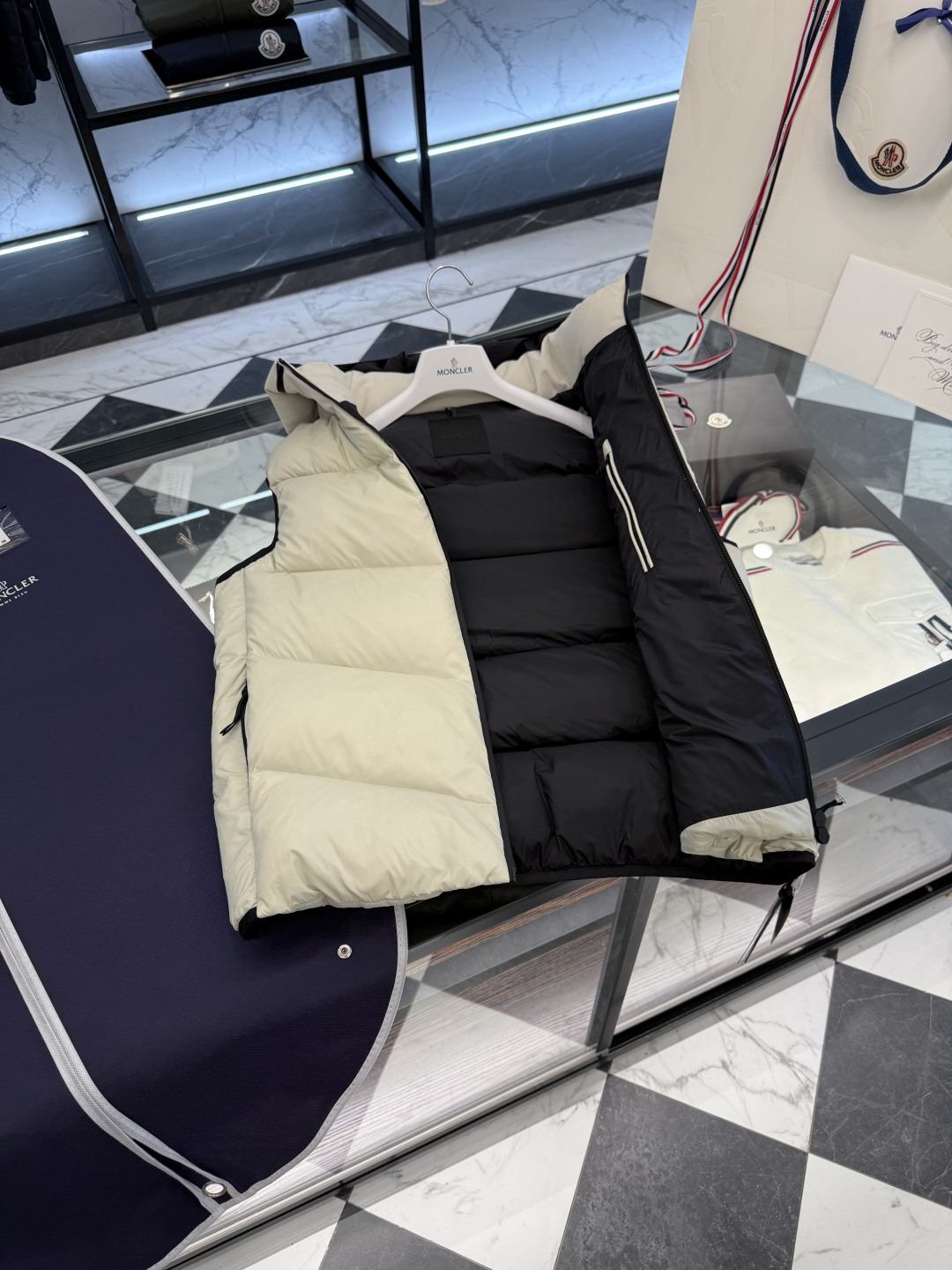 Moncler Guersac男士斜纹绗缝连帽羽绒马甲.更多细节实拍.