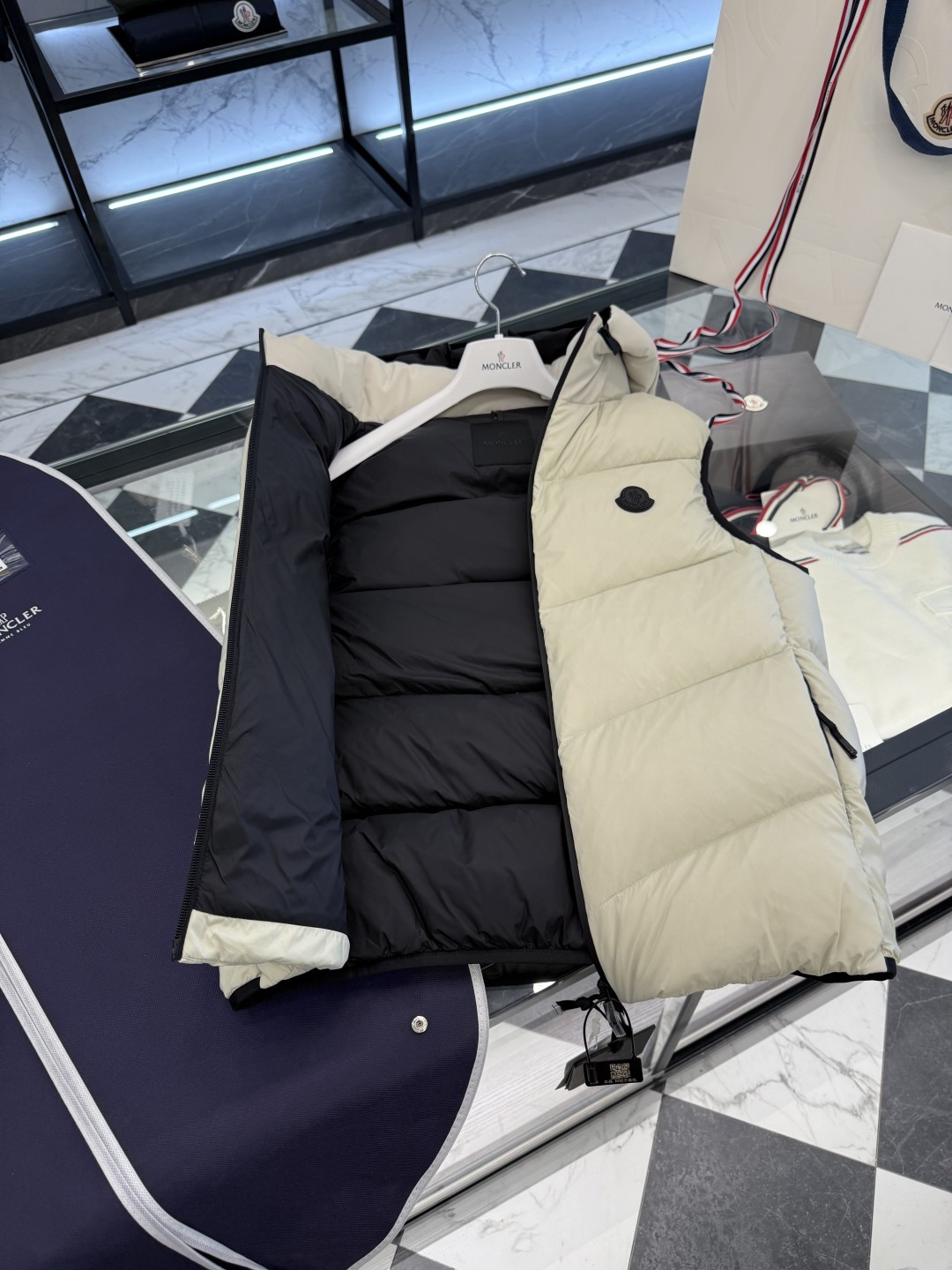 Moncler Guersac男士斜纹绗缝连帽羽绒马甲.更多细节实拍.