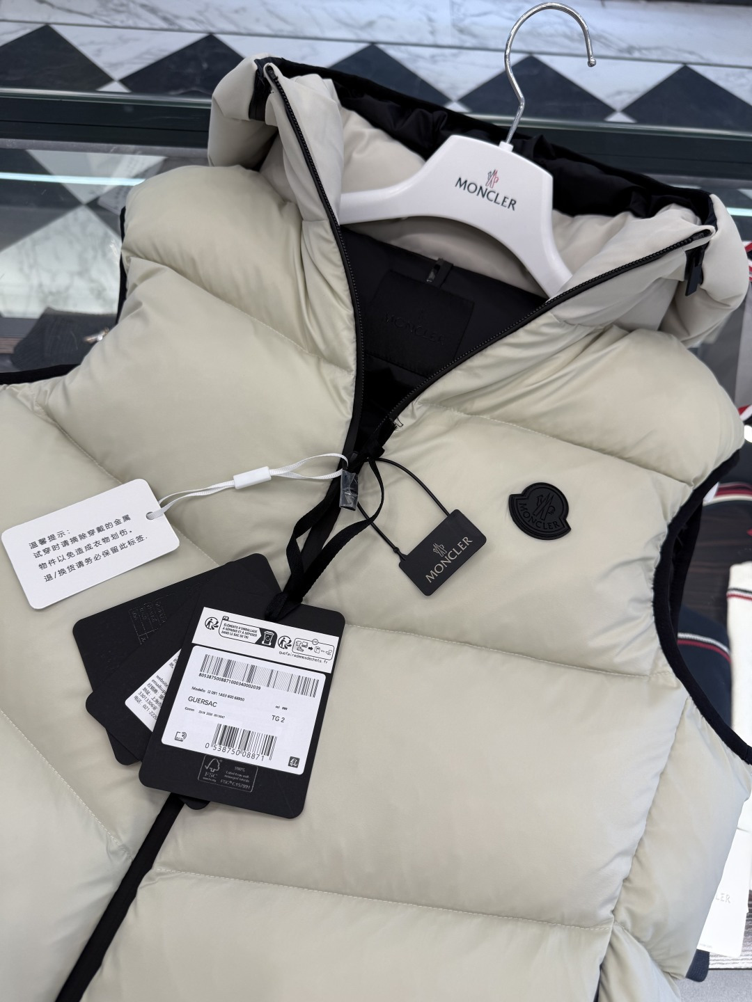 Moncler Guersac男士斜纹绗缝连帽羽绒马甲.更多细节实拍.