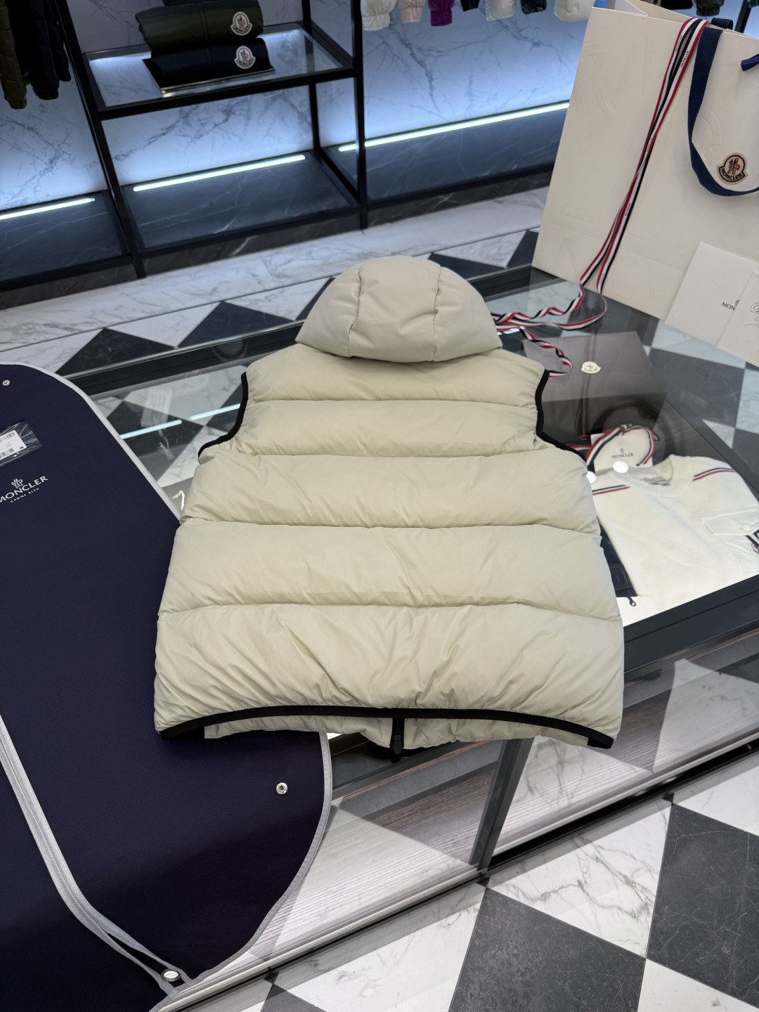 Moncler Guersac男士斜纹绗缝连帽羽绒马甲.更多细节实拍.