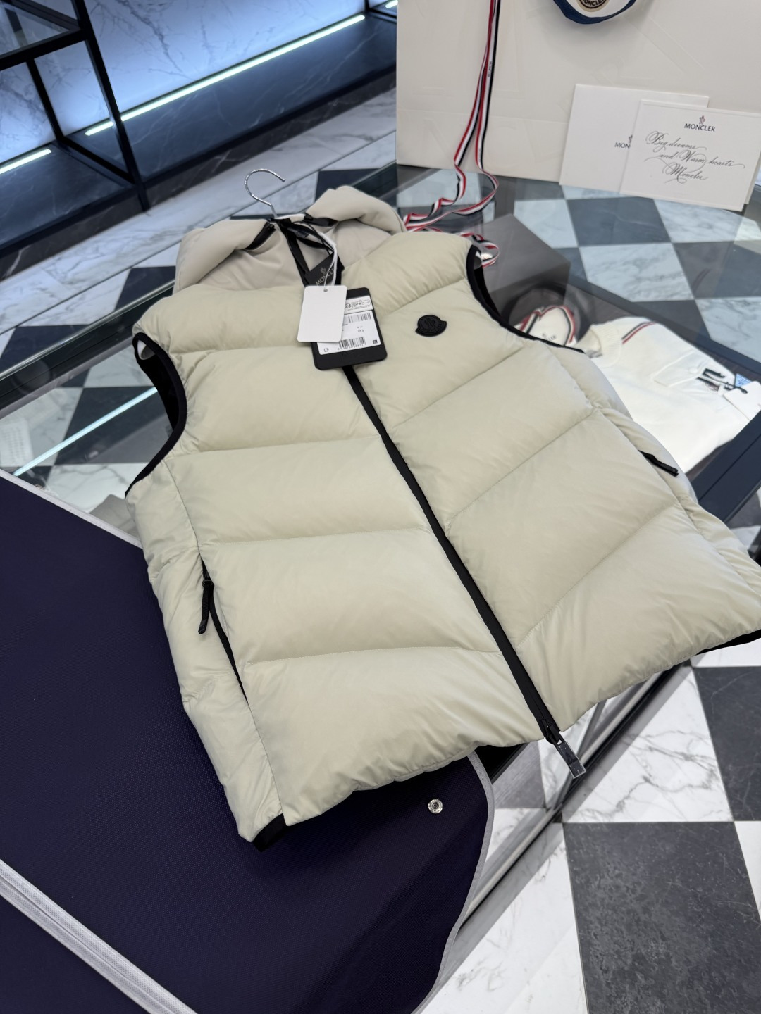 Moncler Guersac男士斜纹绗缝连帽羽绒马甲.更多细节实拍.