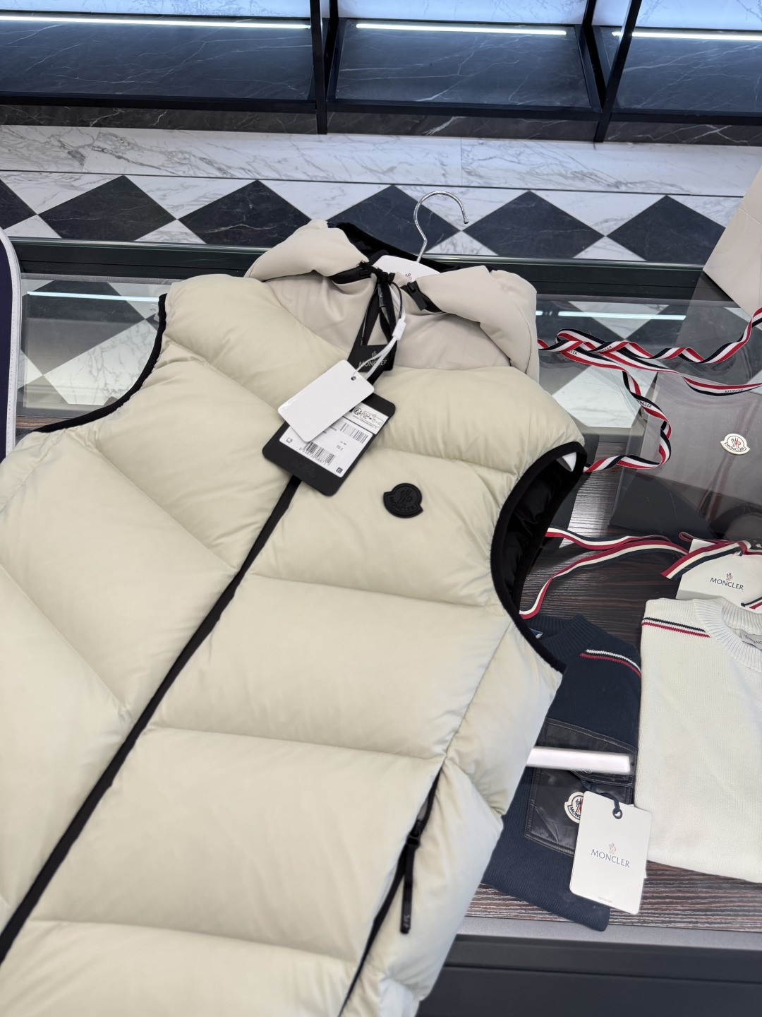 Moncler Guersac男士斜纹绗缝连帽羽绒马甲.更多细节实拍.