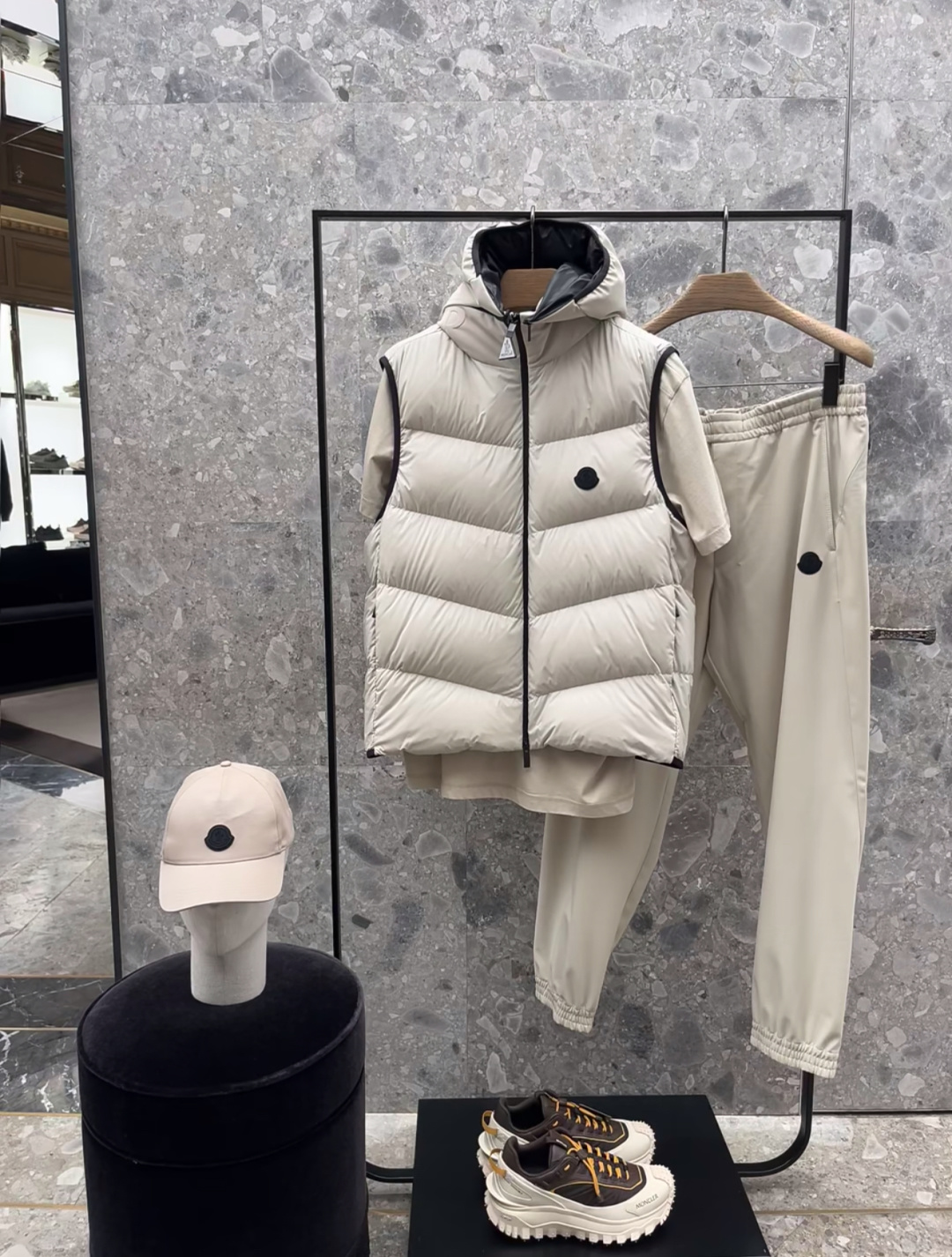 Moncler Guersac男士斜纹绗缝连帽羽绒马甲.柜台实拍参考.