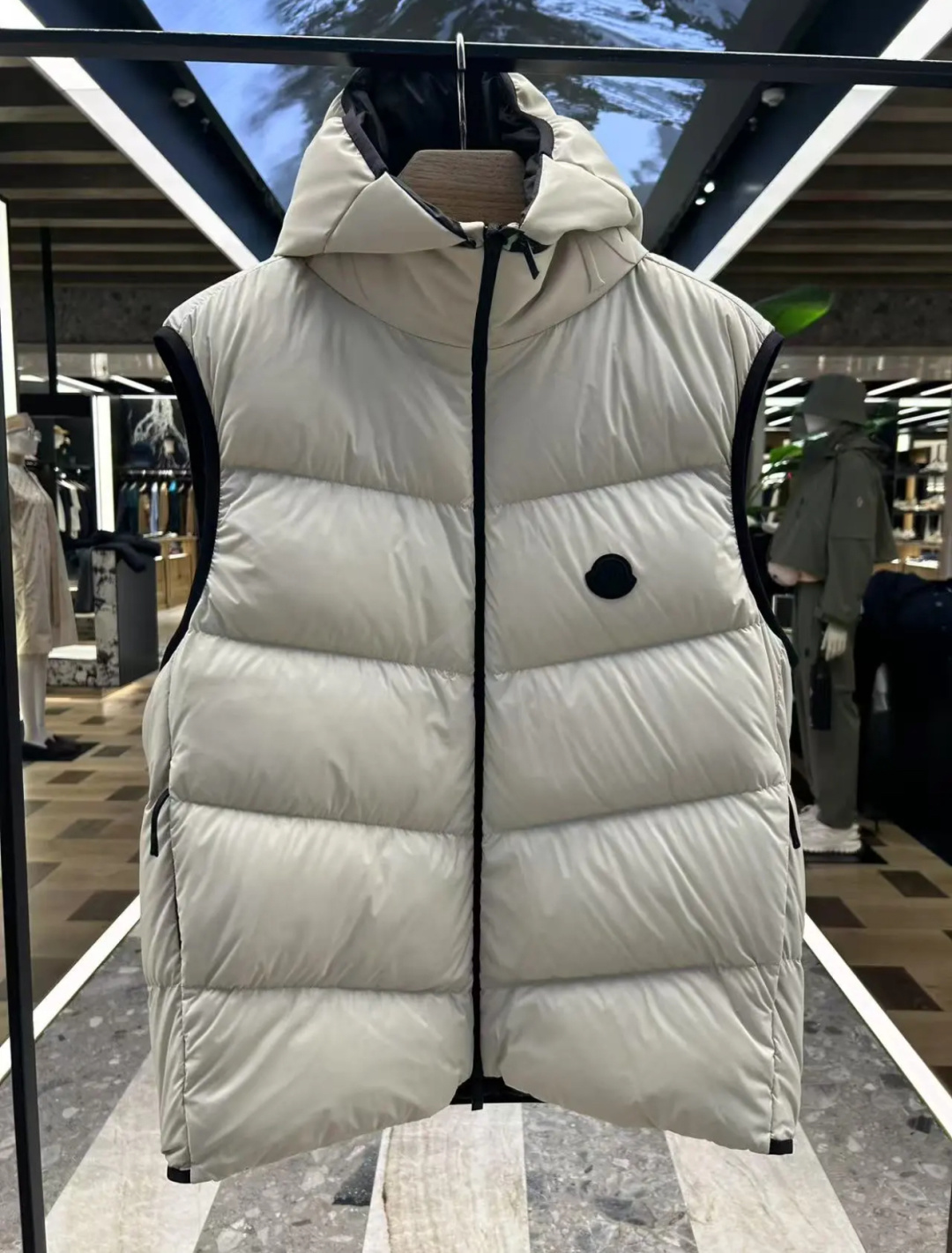 Moncler Guersac男士斜纹绗缝连帽羽绒马甲.柜台实拍参考.