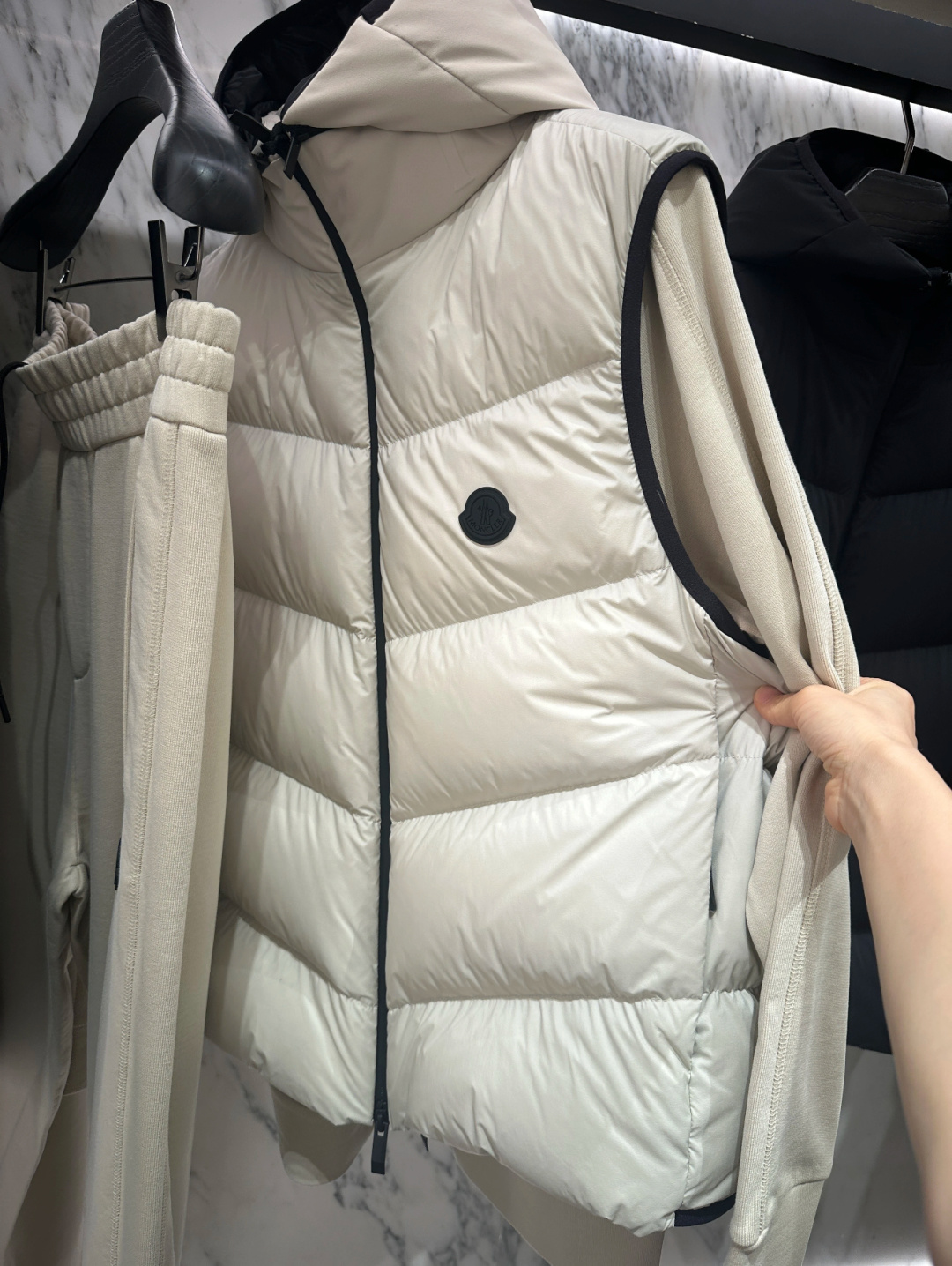 Moncler Guersac男士斜纹绗缝连帽羽绒马甲.柜台实拍参考.