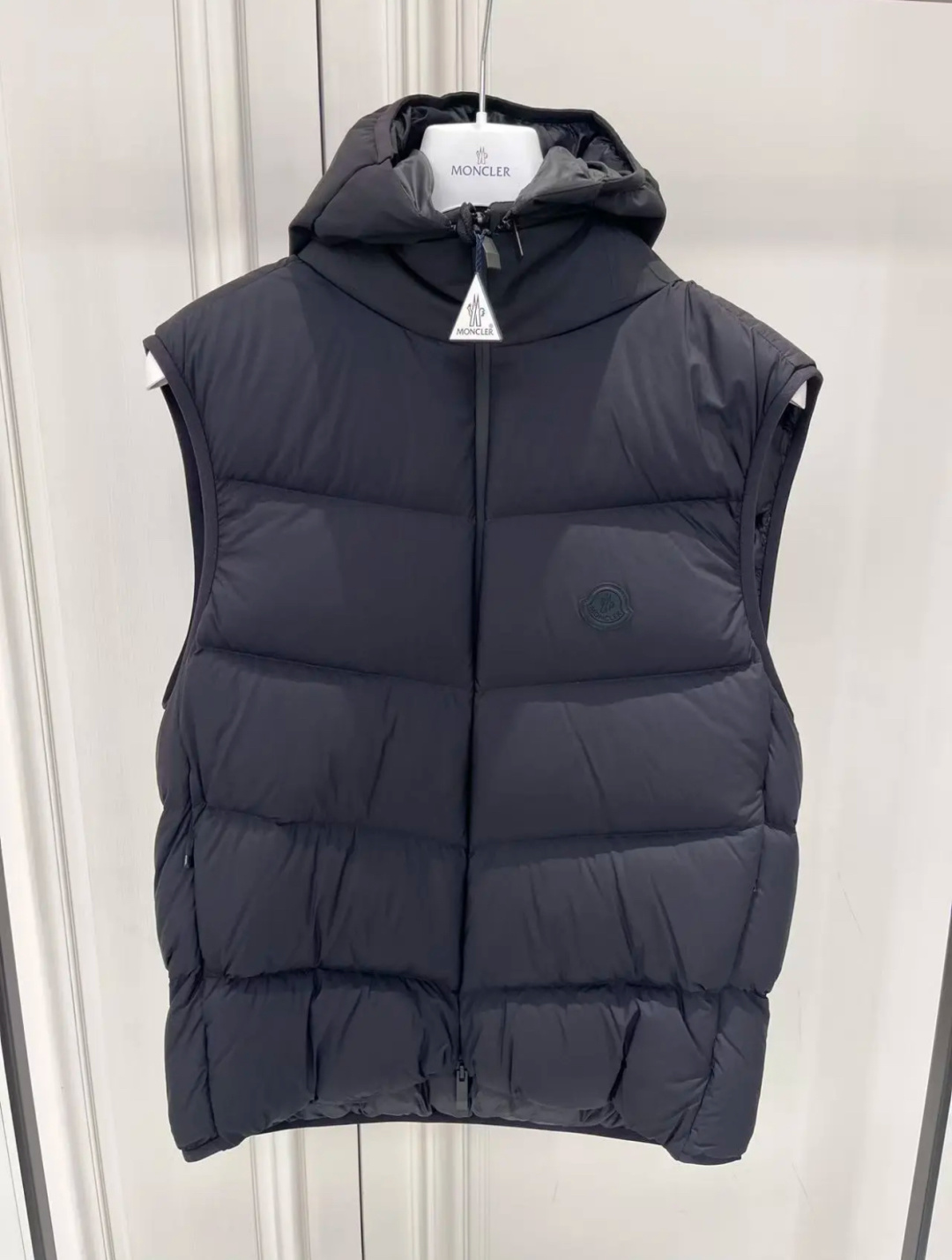 Moncler Guersac男士斜纹绗缝连帽羽绒马甲.柜台实拍参考.