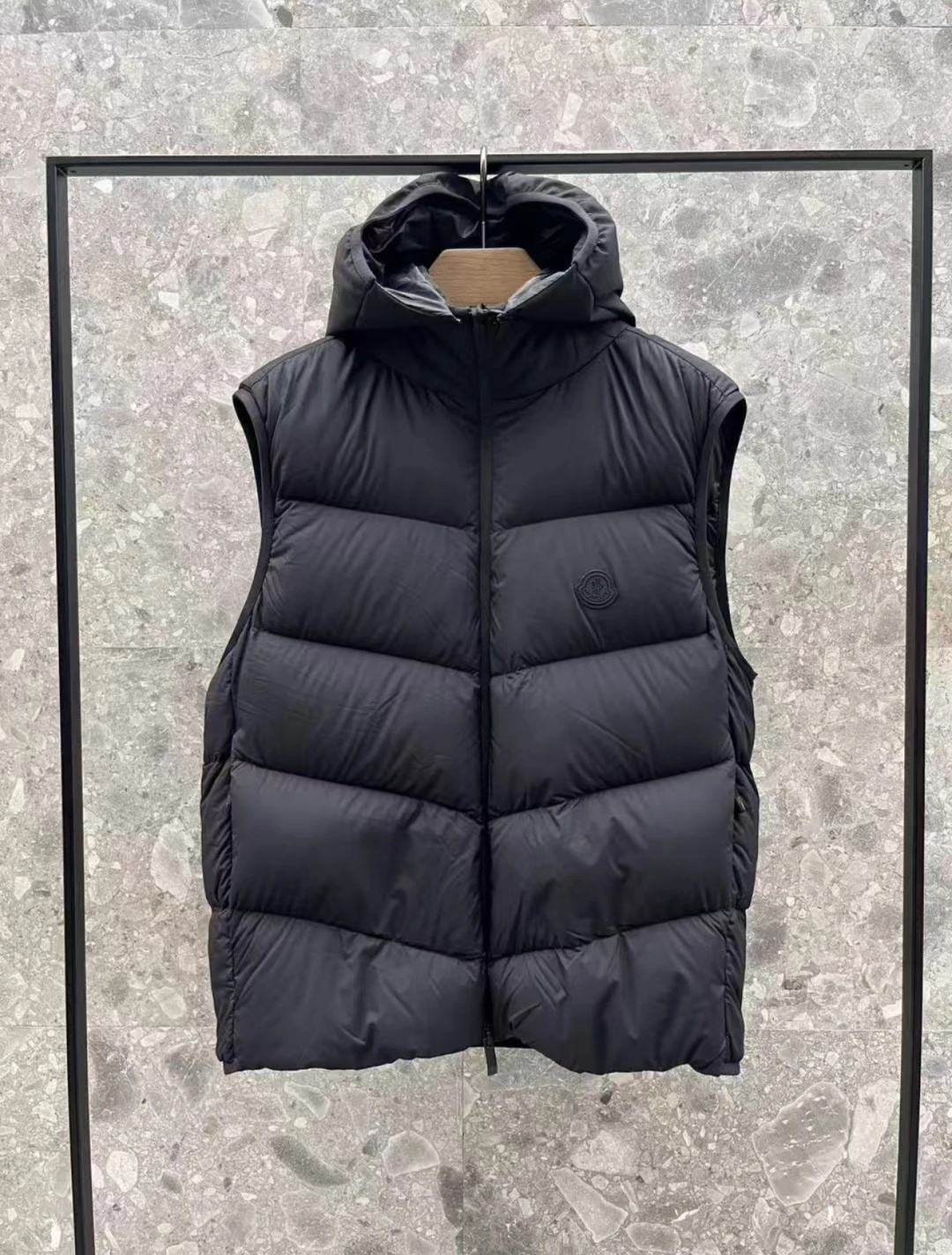 Moncler Guersac男士斜纹绗缝连帽羽绒马甲.柜台实拍参考.