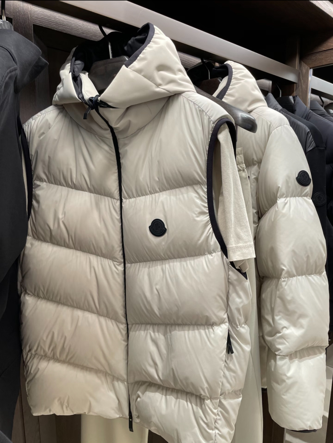 Moncler Guersac男士斜纹绗缝连帽羽绒马甲.柜台实拍参考.