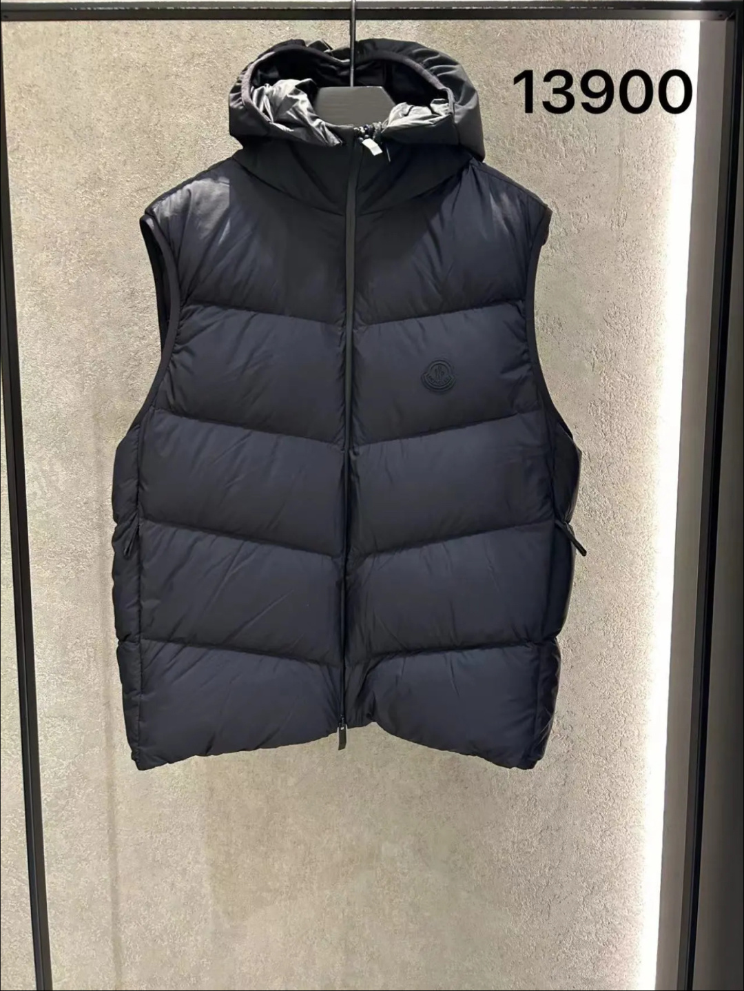Moncler Guersac男士斜纹绗缝连帽羽绒马甲.柜台实拍参考.