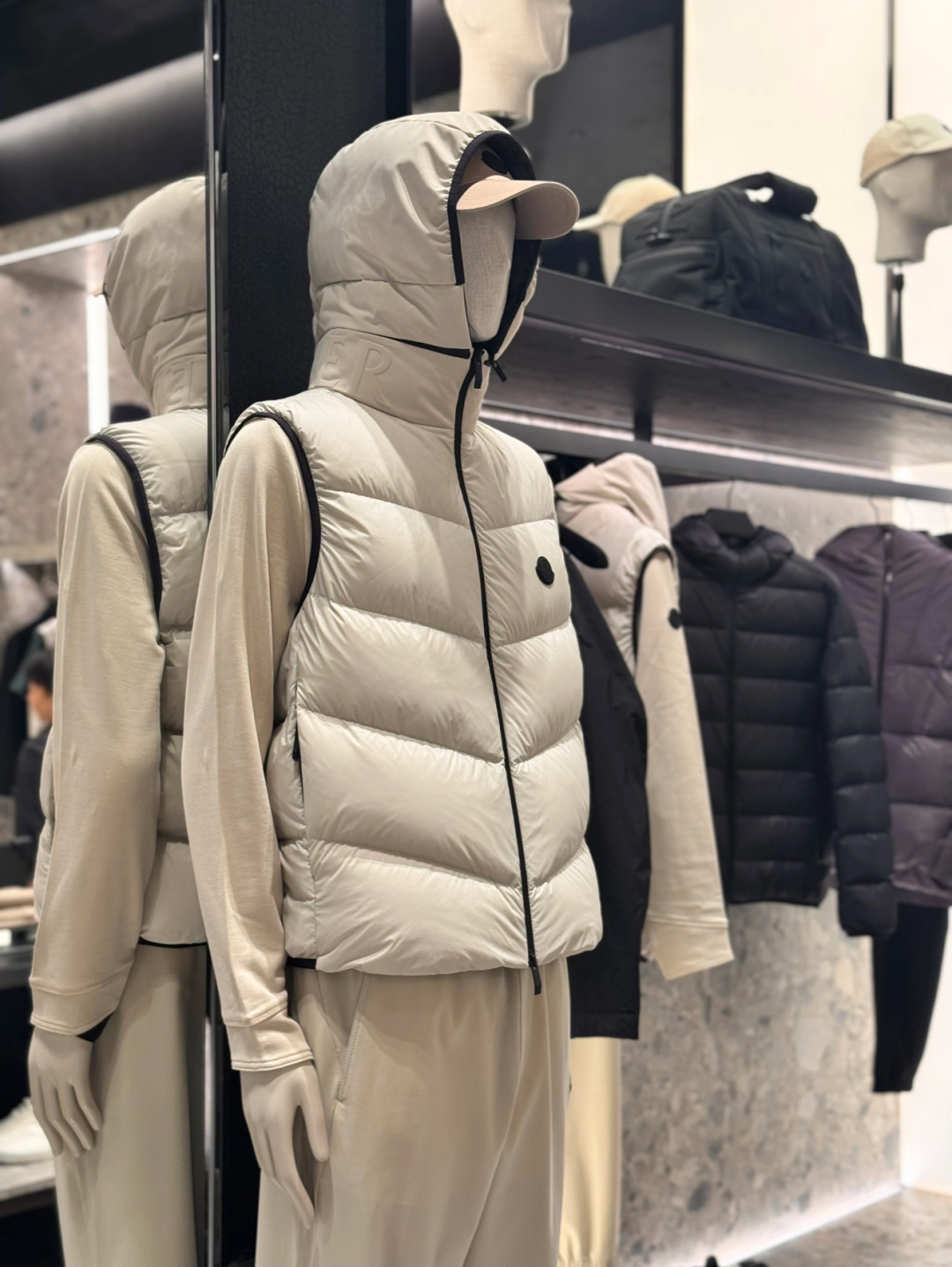 Moncler Guersac男士斜纹绗缝连帽羽绒马甲.必须柜台“C位”展示爆款.