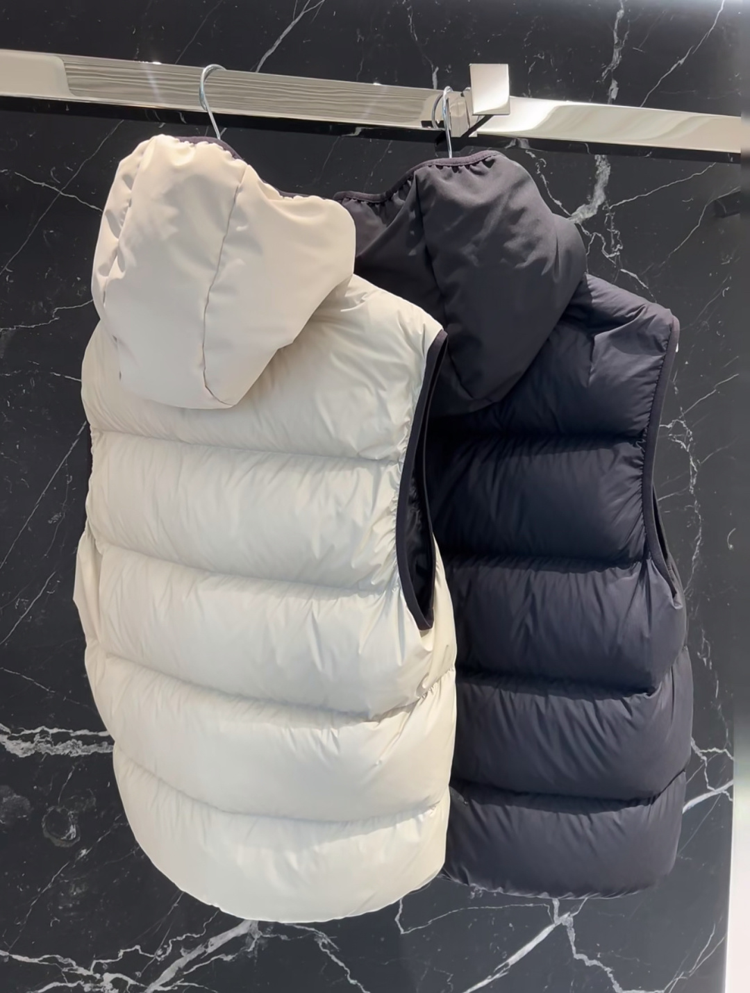 Moncler Guersac男士斜纹绗缝连帽羽绒马甲.柜台实拍参考.