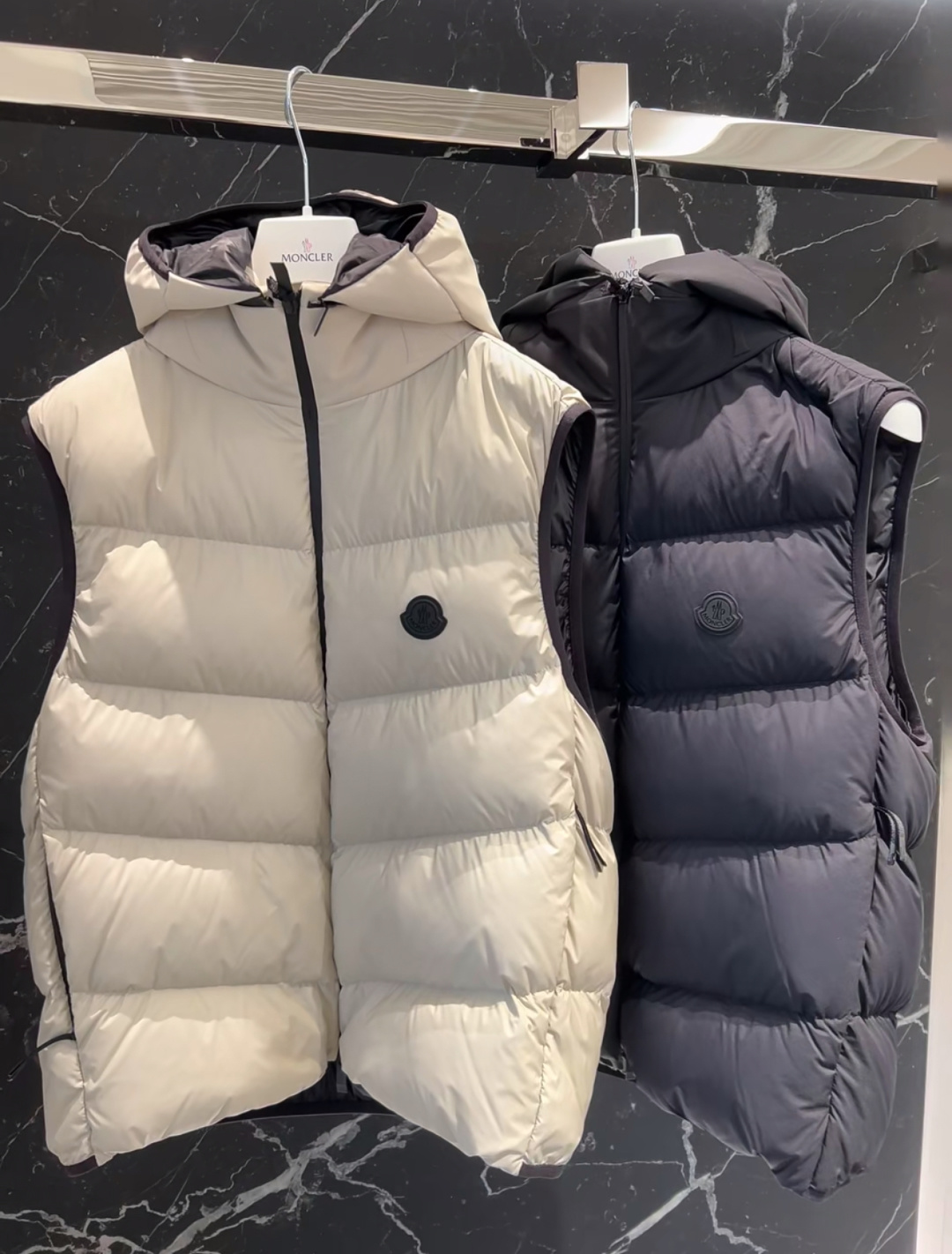 Moncler Guersac男士斜纹绗缝连帽羽绒马甲.柜台实拍参考.