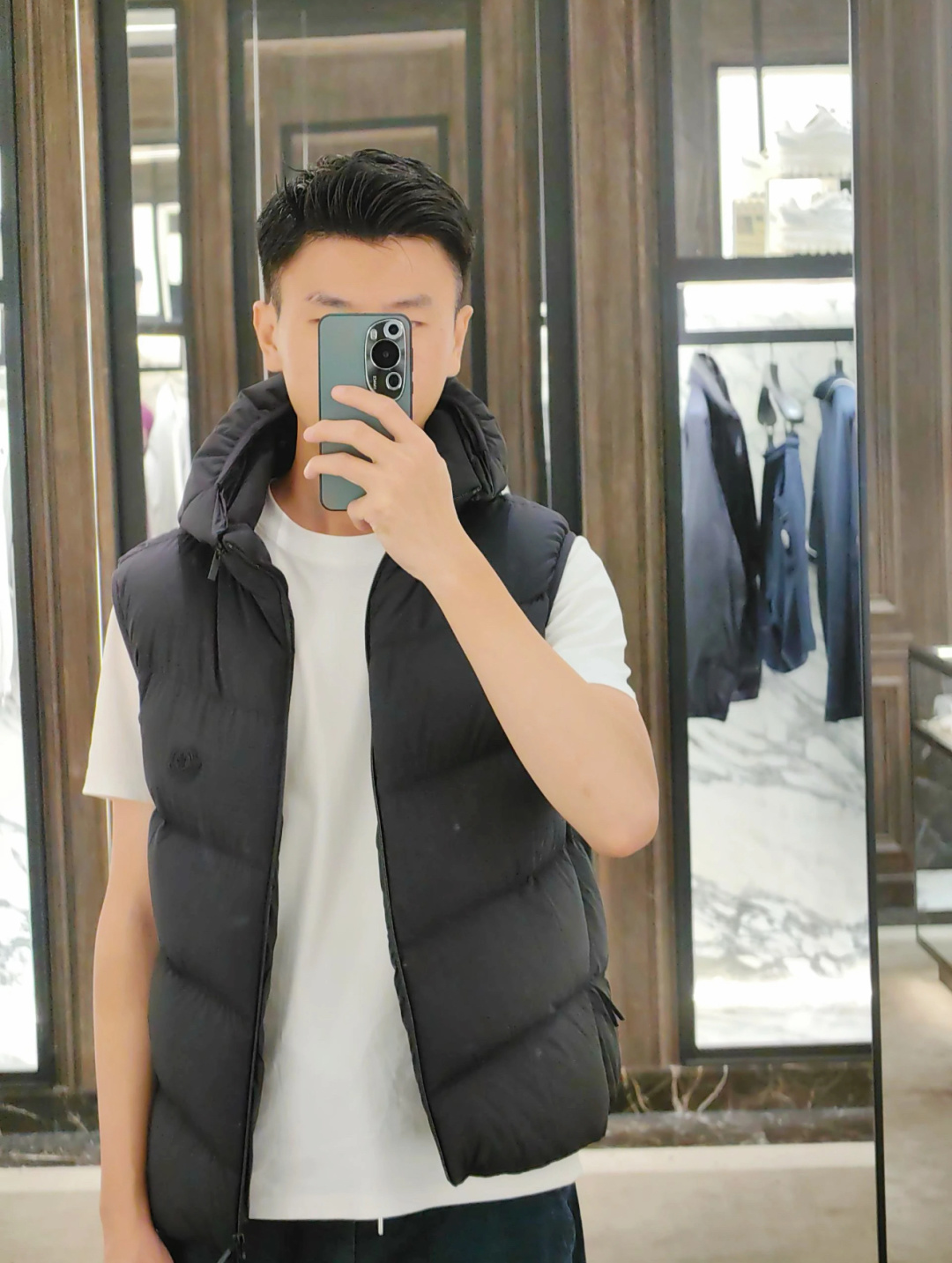 上身效果｜Moncler Guersac男士斜纹绗缝连帽羽绒马甲.男女上身都好看.