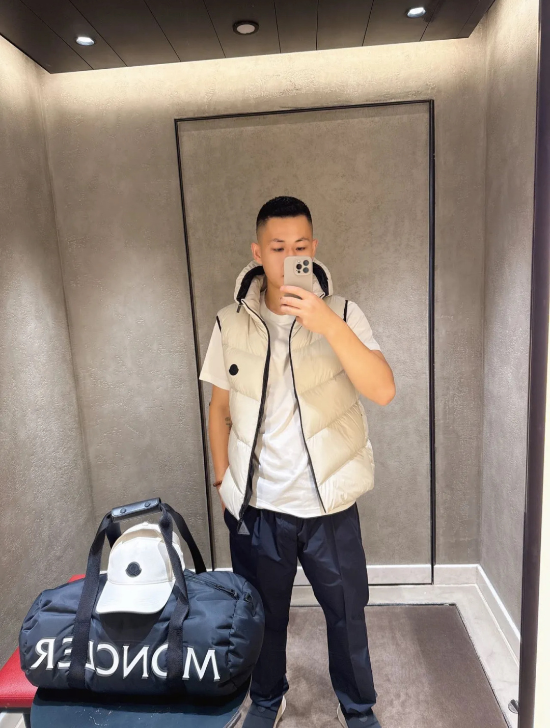 上身效果｜Moncler Guersac男士斜纹绗缝连帽羽绒马甲.男女上身都好看.