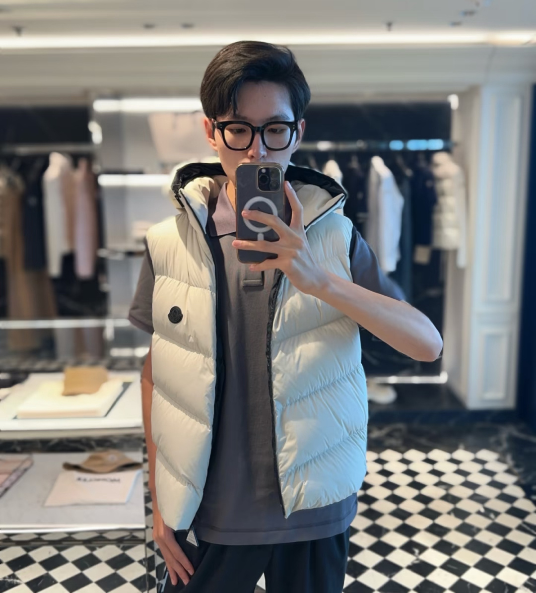 上身效果｜Moncler Guersac男士斜纹绗缝连帽羽绒马甲.男女上身都好看.