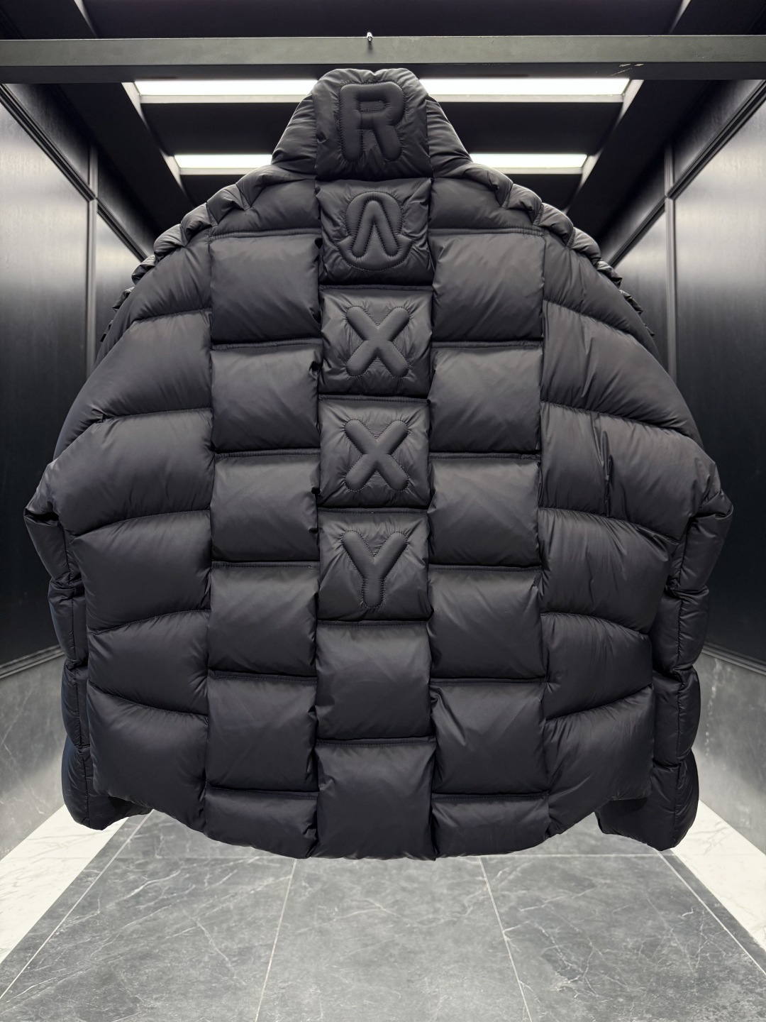 p610 特级羽绒⬆️Moncler x Christopher Raxxy 明星同款 男女款3D绗缝拉链羽绒外套. (⚠️原版购入开发,原版版型推送,版型不对一切白费,区分于市场通货)特级鹅绒填充➕原厂替换面料➕原厂配套五金.吊牌条码款号齐全,对应官网一致.吊牌内置NFC电子感应防伪.支持多重防伪验证.
🎁出厂标配全套柜台礼盒包装.(原版飞机盒,原版购物袋,原版防尘草,原版衣架,原版感谢卡,原版丝带,升级原版超大磁吸礼盒.)
这款羽绒是Moncler xChristopher Raxxy系列的男女同款单品,装饰元素传达了梦想阶梯的设计理念。
演员周雨彤、王安宇倾情演绎“梦幻楼梯”设计理念.
这款立体绗缝羽绒外套采用轻质抗撕裂面料制成,由品牌携手
Christopher Raxxy合作打造。此款羽绒外套设计源自螺旋楼梯,其装饰元素代表着蜿蜒曲折的命运台阶。
详情
•采用轻质抗撕裂面料制成
•细密抗撕裂面料衬里
•拉链开和
•隐藏式口袋
•防风门襟
•拉链开合
•绗缝贴片,填充羽绒
•联名毛毡标识贴片
Size : 0-4 黑色/蓝色/奶白/情侣款
D00900