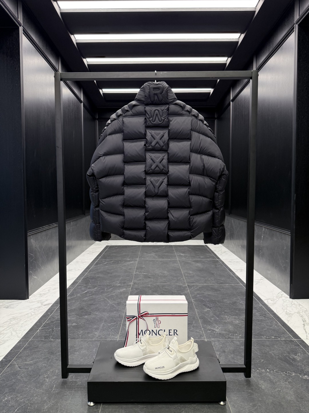 p610 特级羽绒⬆️Moncler x Christopher Raxxy 明星同款 男女款3D绗缝拉链羽绒外套. (⚠️原版购入开发,原版版型推送,版型不对一切白费,区分于市场通货)特级鹅绒填充➕原厂替换面料➕原厂配套五金.吊牌条码款号齐全,对应官网一致.吊牌内置NFC电子感应防伪.支持多重防伪验证.
🎁出厂标配全套柜台礼盒包装.(原版飞机盒,原版购物袋,原版防尘草,原版衣架,原版感谢卡,原版丝带,升级原版超大磁吸礼盒.)
这款羽绒是Moncler xChristopher Raxxy系列的男女同款单品,装饰元素传达了梦想阶梯的设计理念。
演员周雨彤、王安宇倾情演绎“梦幻楼梯”设计理念.
这款立体绗缝羽绒外套采用轻质抗撕裂面料制成,由品牌携手
Christopher Raxxy合作打造。此款羽绒外套设计源自螺旋楼梯,其装饰元素代表着蜿蜒曲折的命运台阶。
详情
•采用轻质抗撕裂面料制成
•细密抗撕裂面料衬里
•拉链开和
•隐藏式口袋
•防风门襟
•拉链开合
•绗缝贴片,填充羽绒
•联名毛毡标识贴片
Size : 0-4 黑色/蓝色/奶白/情侣款
D00900