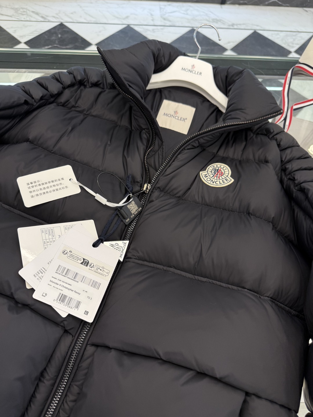 p610 Moncler x Christopher Raxxy 明星同款男女款 3D绗缝拉链羽绒外套.更多细节实拍.特级出品,条码款号齐全,对应官网一致,吊牌内置NFC电子感应防伪,标配全套柜台礼盒🎁.