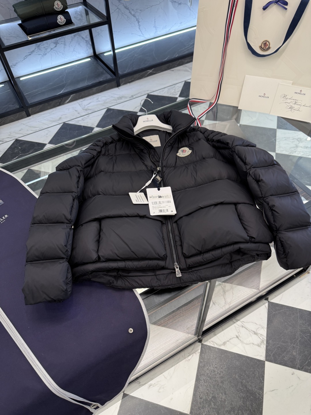 p610 Moncler x Christopher Raxxy 明星同款男女款 3D绗缝拉链羽绒外套.更多细节实拍.特级出品,条码款号齐全,对应官网一致,吊牌内置NFC电子感应防伪,标配全套柜台礼盒🎁.